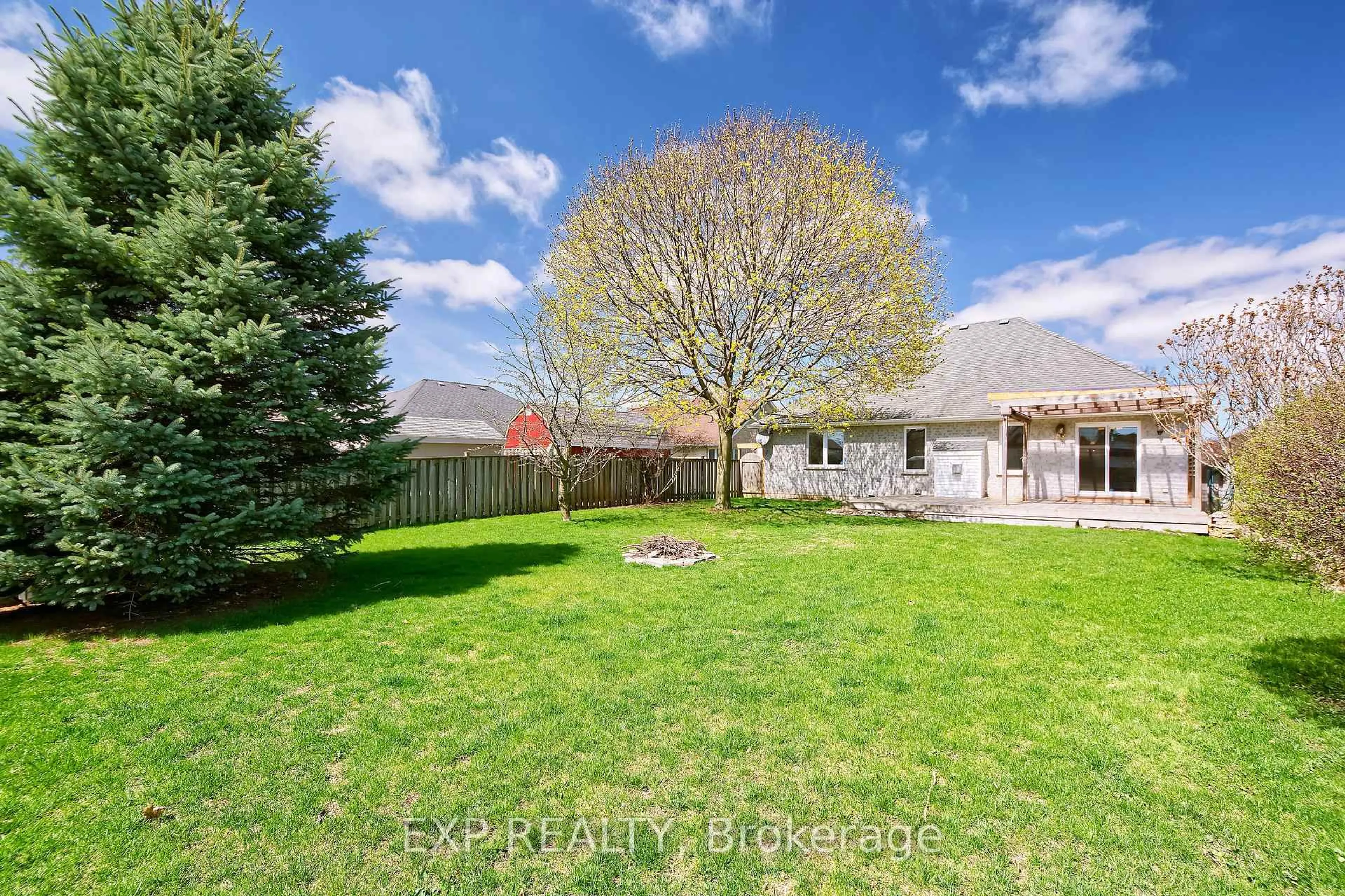 A pic from outside/outdoor area/front of a property/back of a property/a pic from drone, unknown for 54 Treadwell St, Aylmer Ontario N5H 3J5