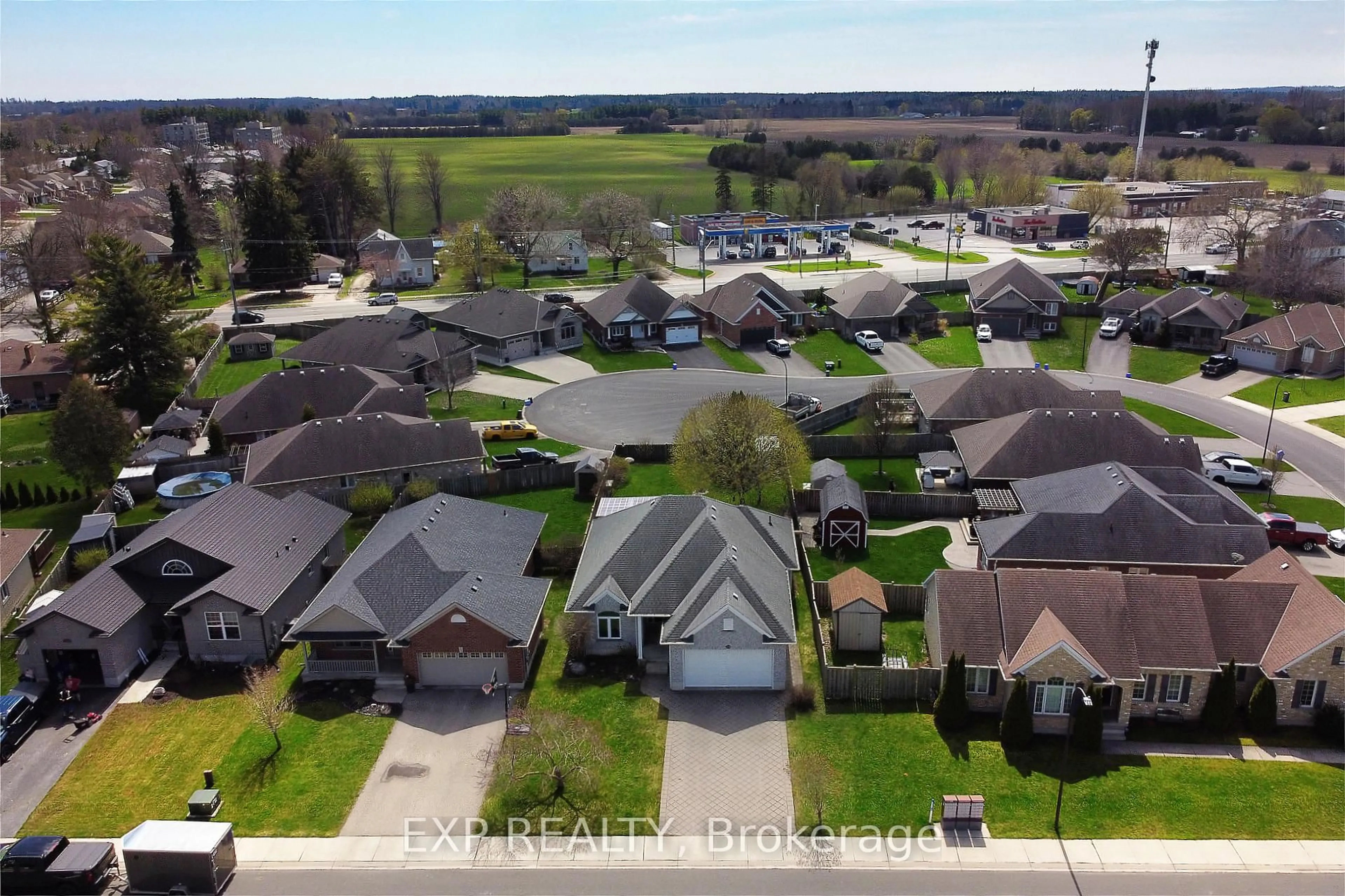 A pic from outside/outdoor area/front of a property/back of a property/a pic from drone, water/lake/river/ocean view for 54 Treadwell St, Aylmer Ontario N5H 3J5