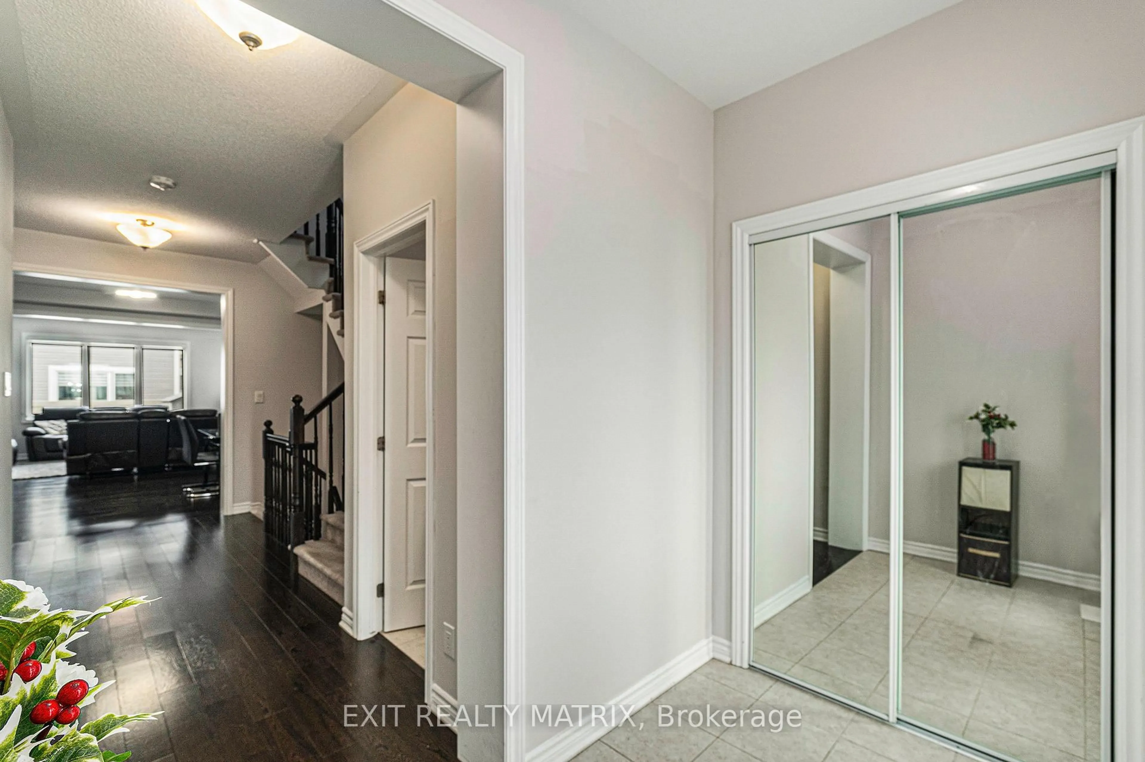 Indoor entryway for 350 Sweetclover Way, Ottawa Ontario K4A 1E6