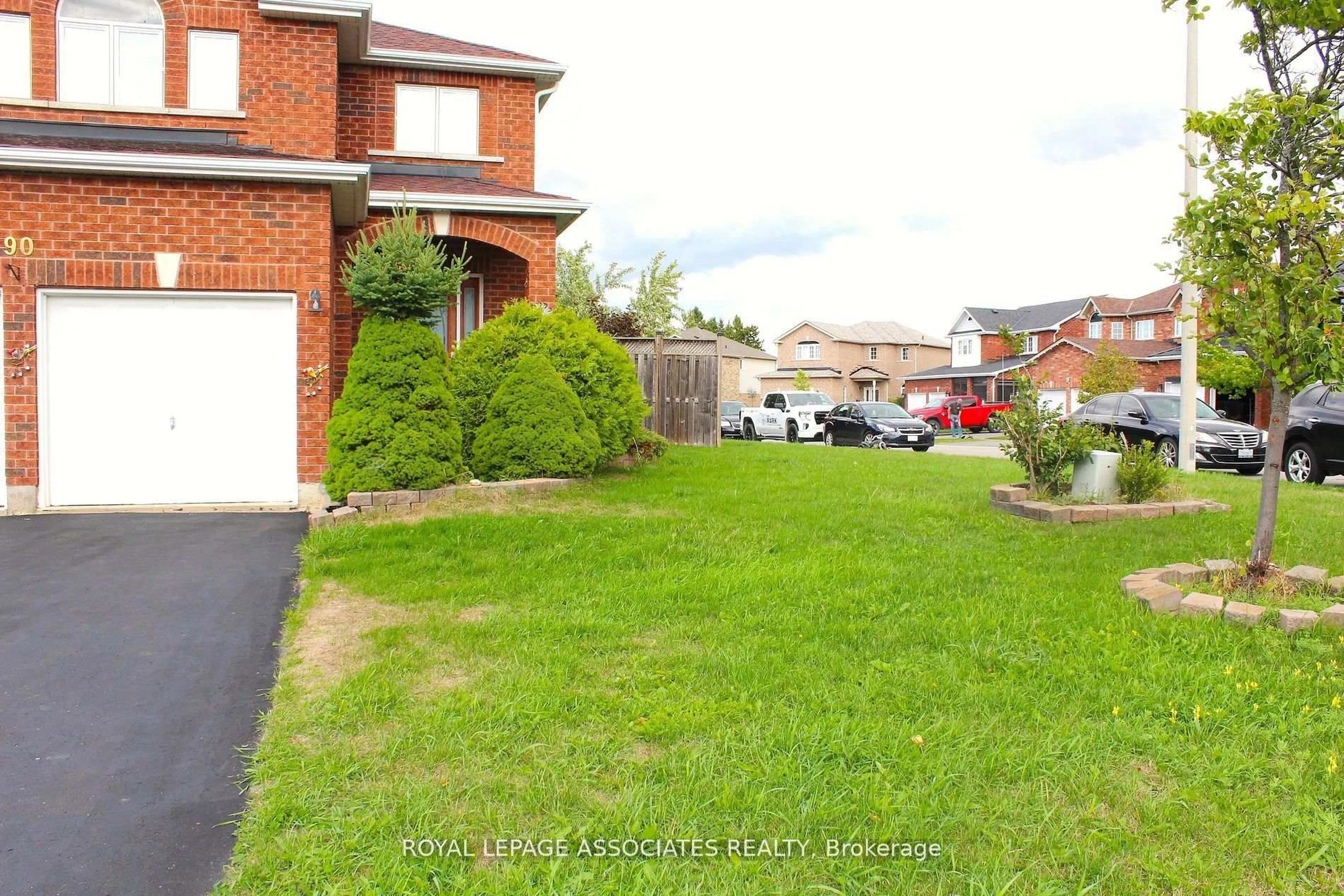 A pic from outside/outdoor area/front of a property/back of a property/a pic from drone, street for 90 Sweetnam Dr, Kawartha Lakes Ontario K9V 4R2
