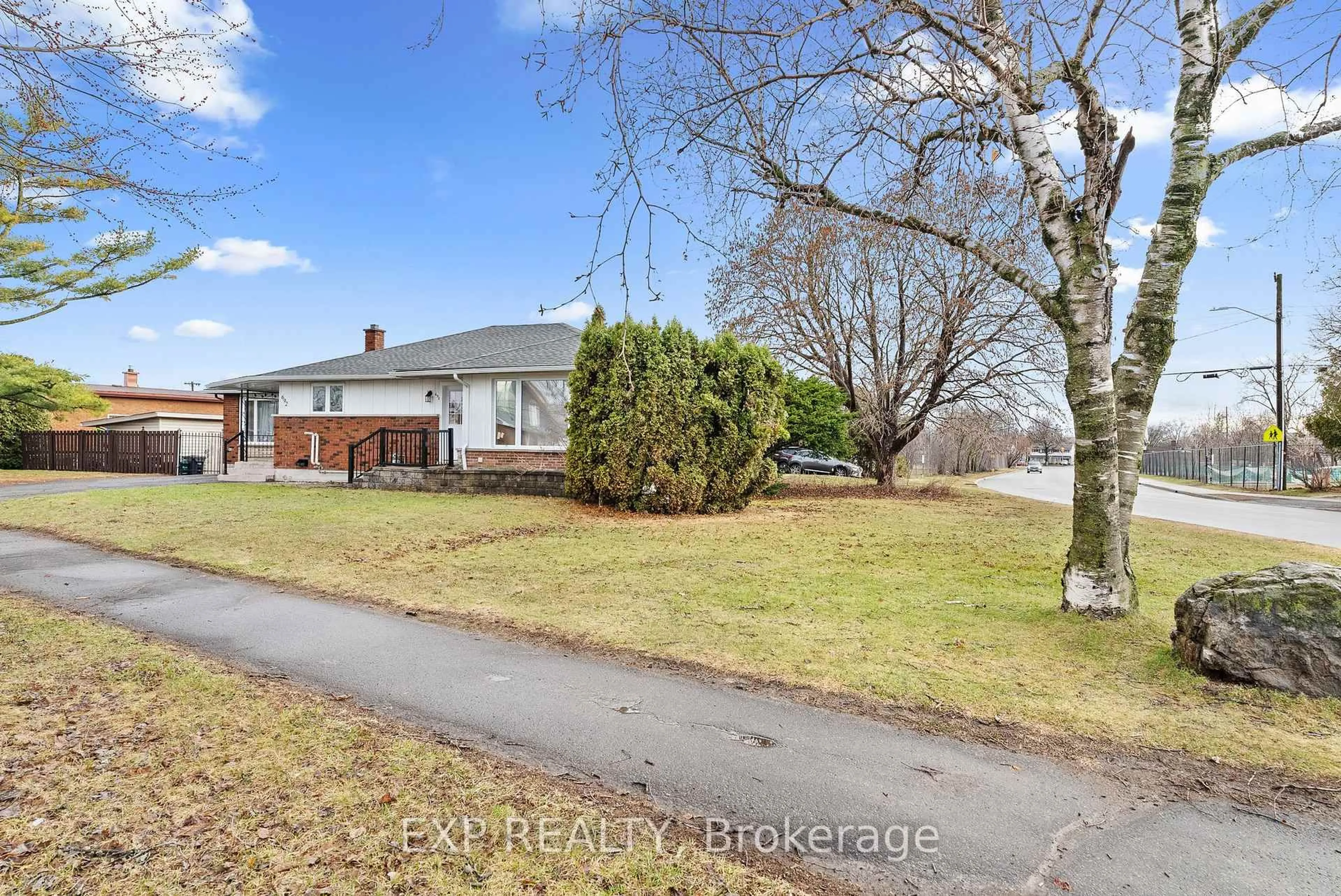 A pic from outside/outdoor area/front of a property/back of a property/a pic from drone, street for 692 Claude St, Ottawa Ontario K1K 2S2