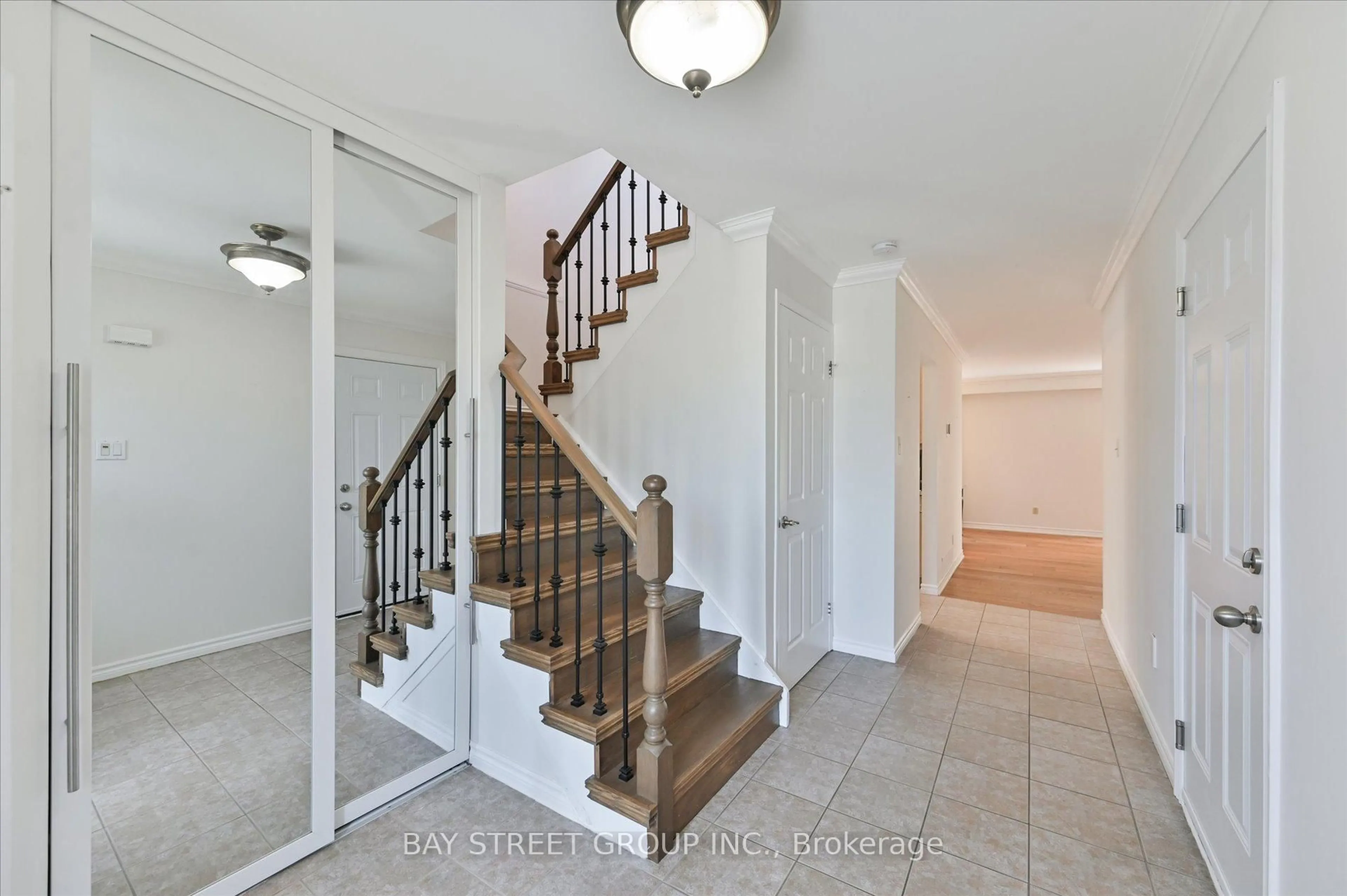 Indoor entryway for 378 East 24th St, Hamilton Ontario L8V 4V2