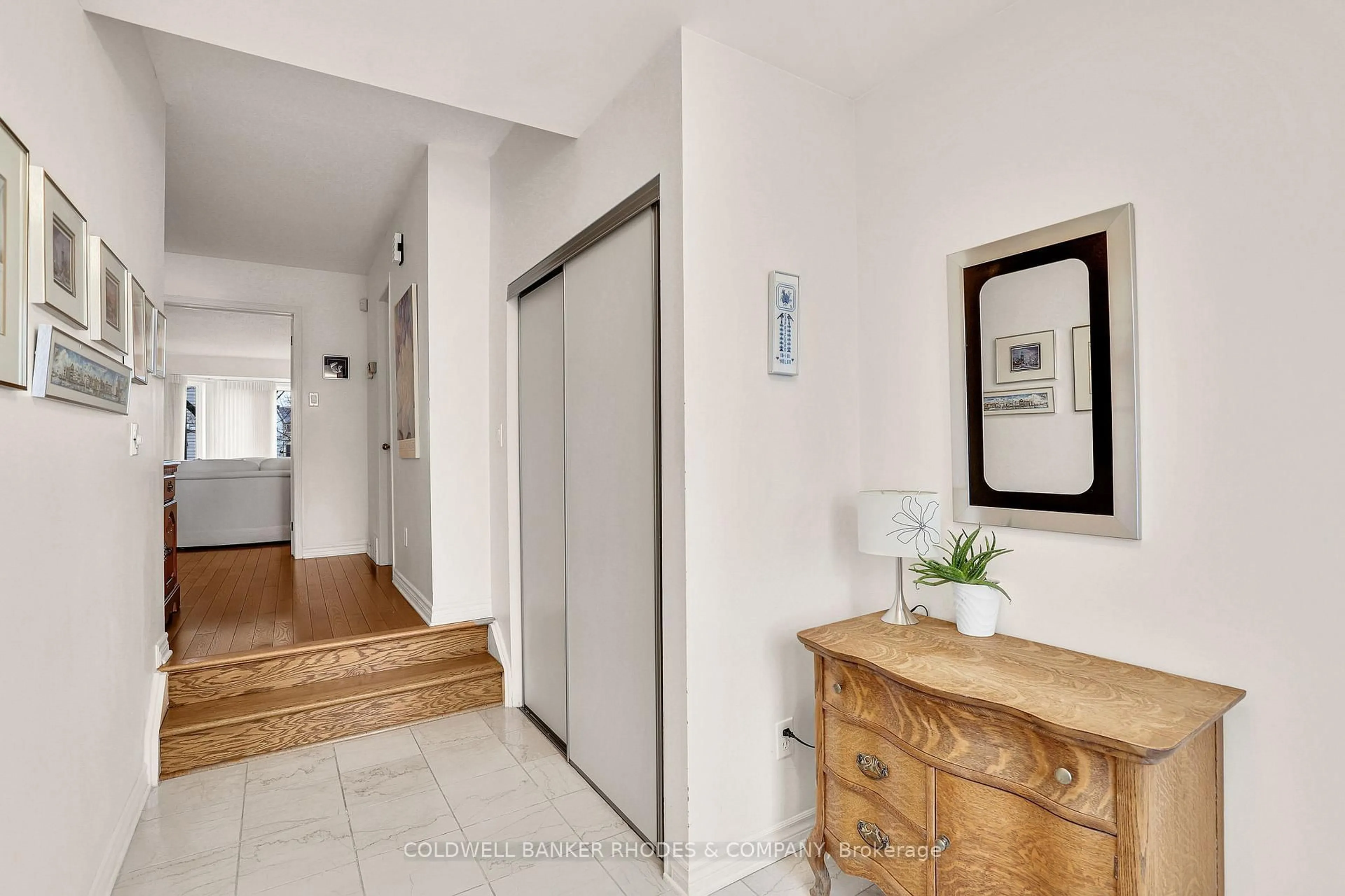 Indoor entryway for 73 Bramblegrove Cres, Ottawa Ontario K1T 3E6