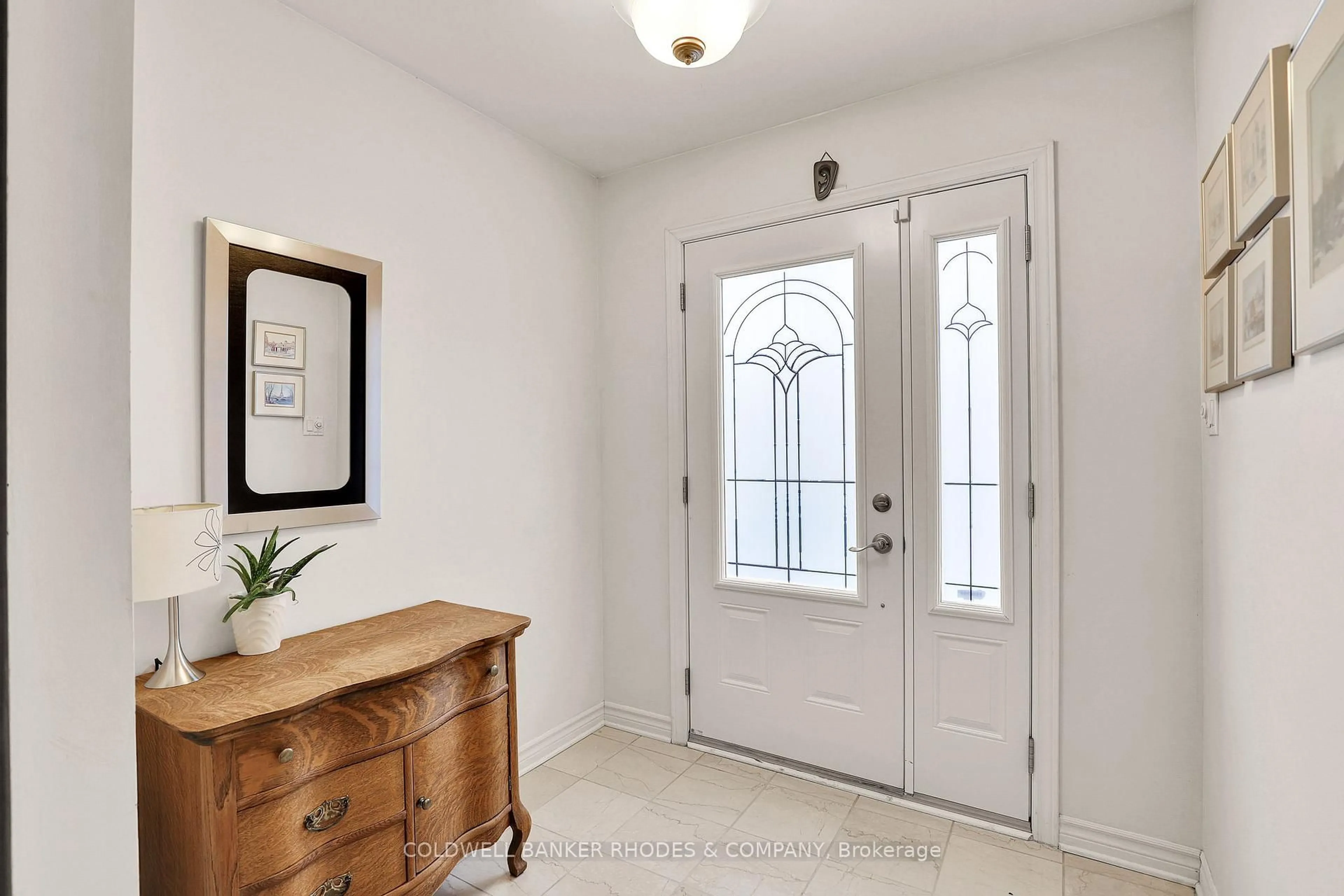 Indoor entryway for 73 Bramblegrove Cres, Ottawa Ontario K1T 3E6
