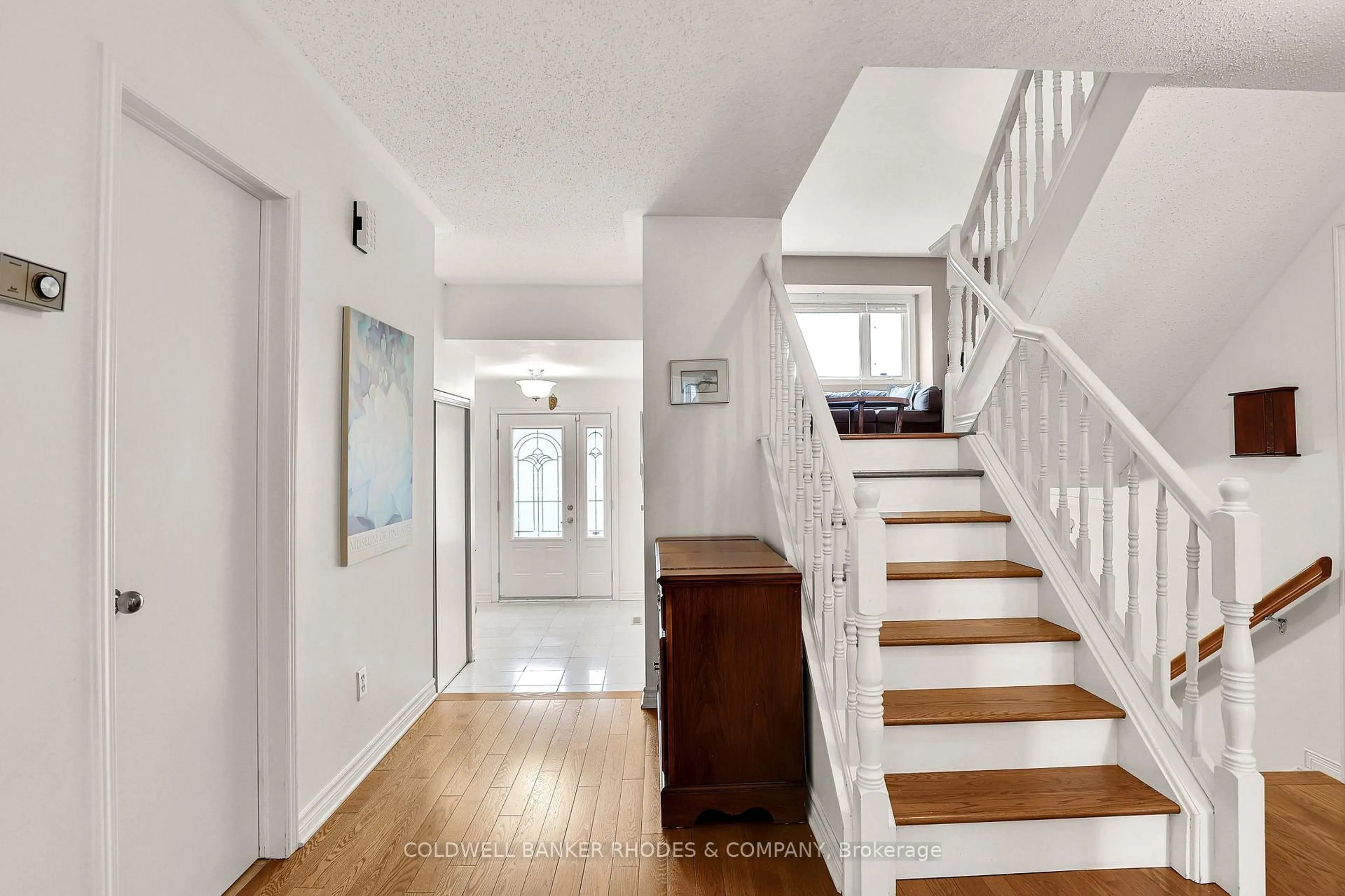 Indoor entryway for 73 Bramblegrove Cres, Ottawa Ontario K1T 3E6