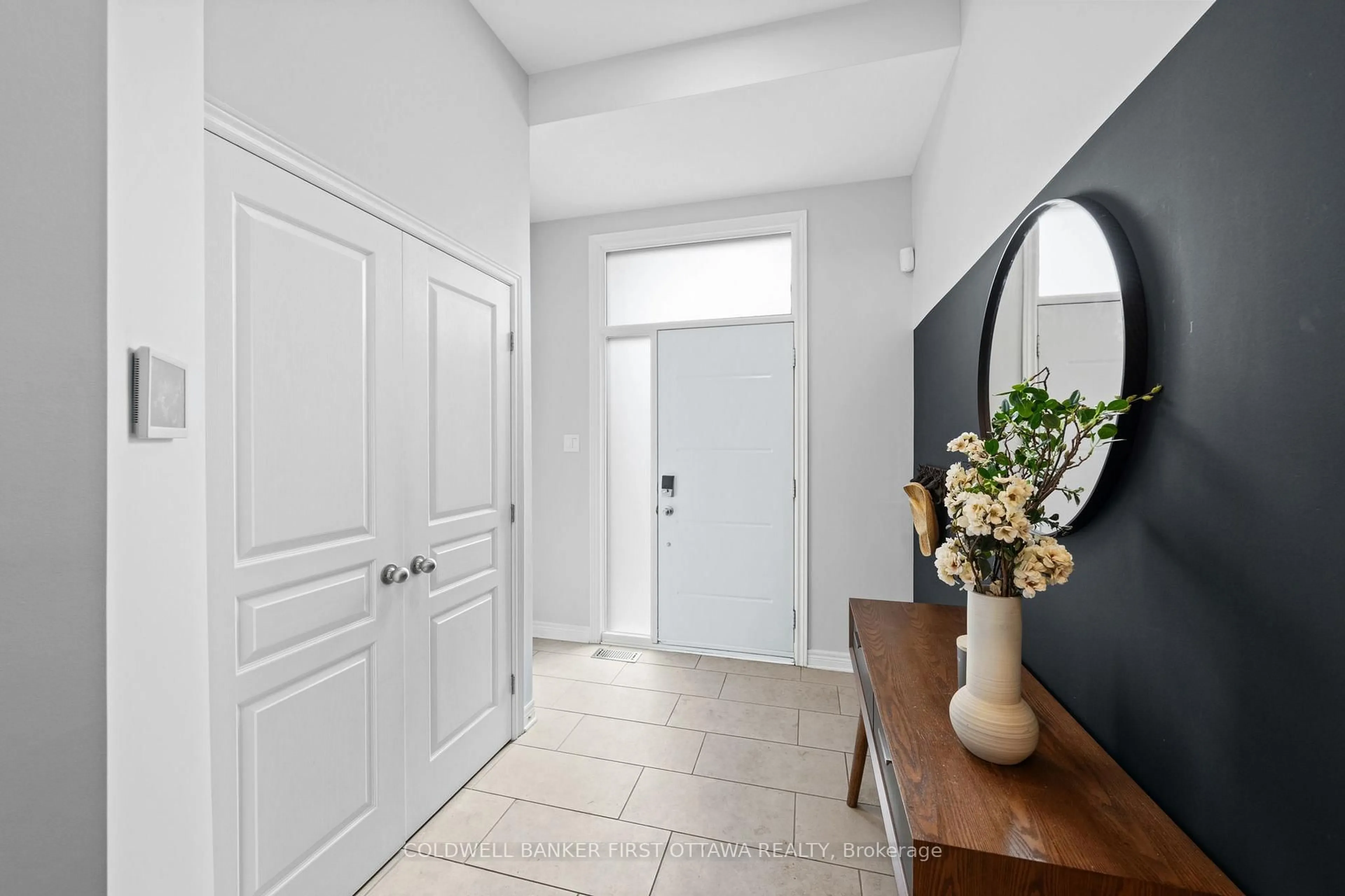 Indoor entryway for 206 Ancaster Ave, Ottawa Ontario K2B 5B3