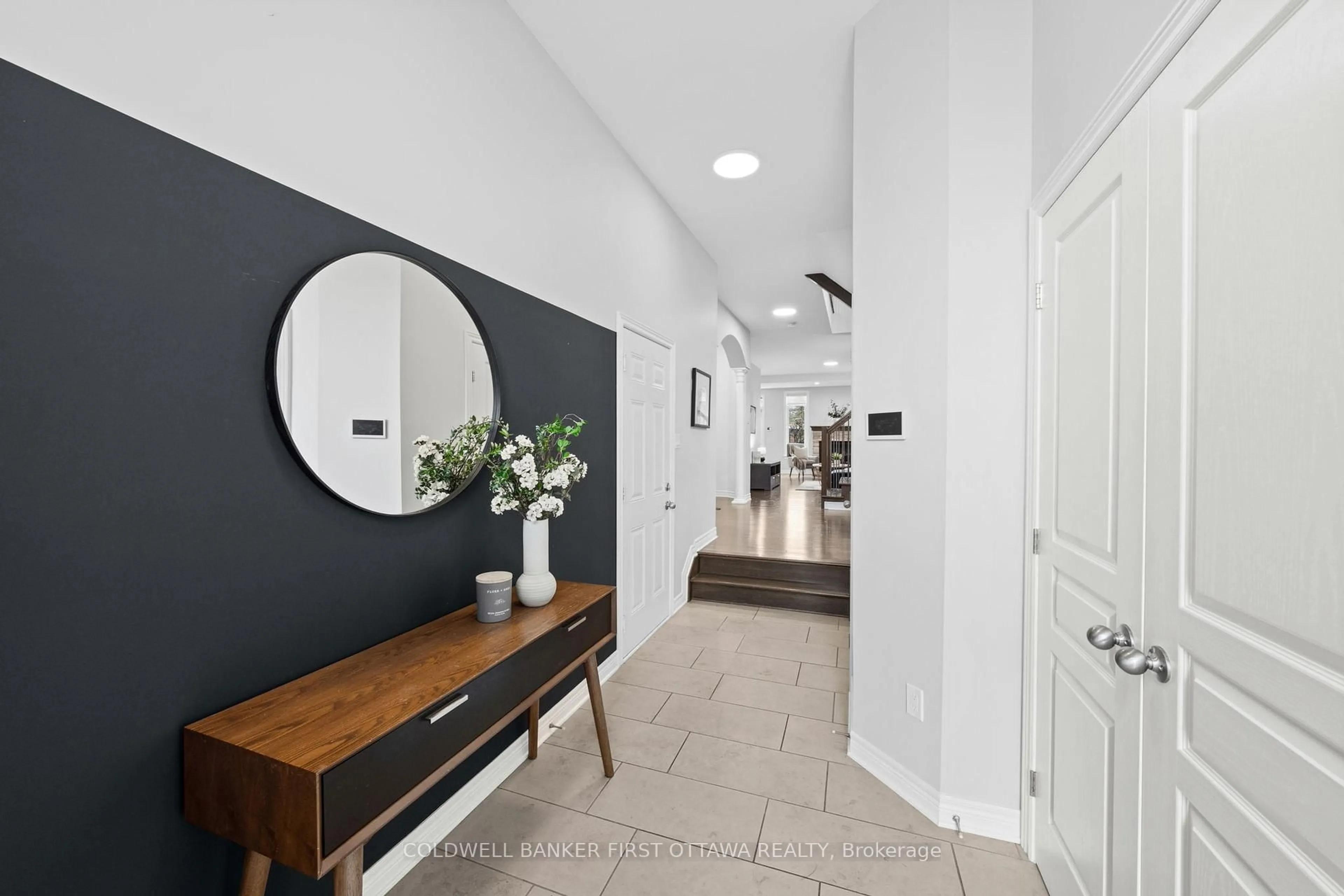 Indoor entryway for 206 Ancaster Ave, Ottawa Ontario K2B 5B3