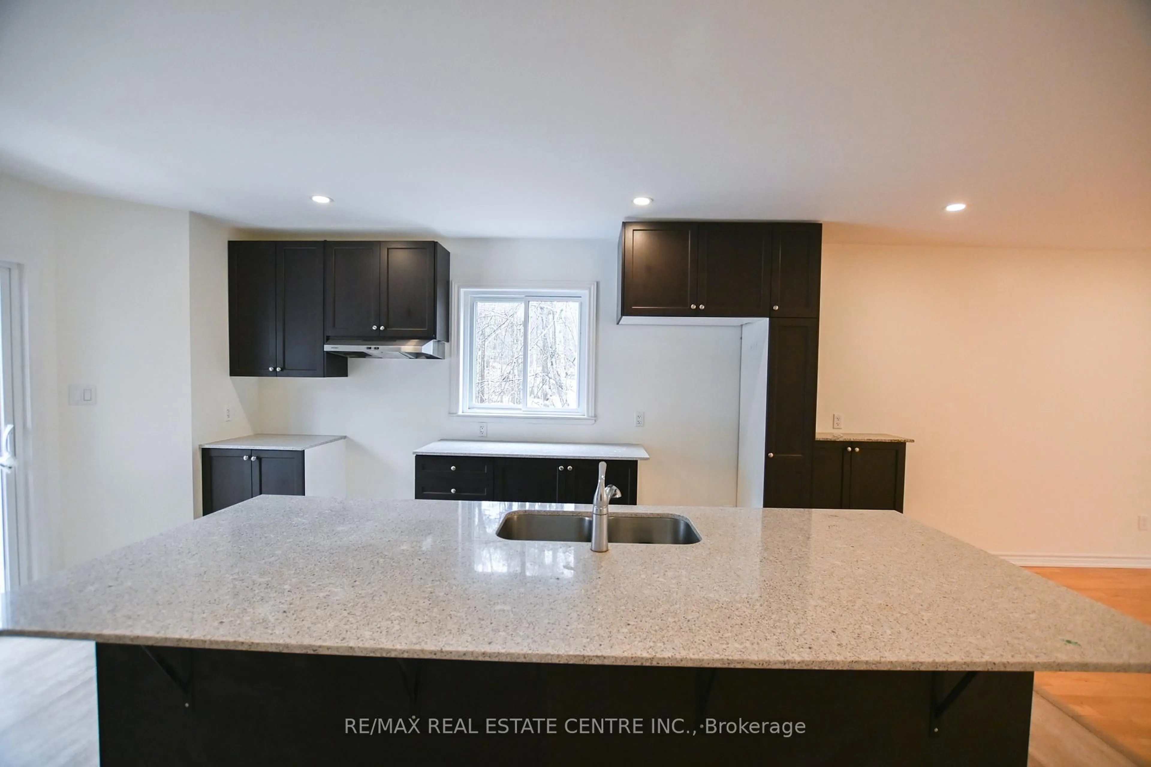 Open concept kitchen, ceramic/tile floor for 1078 South Kahshe Lake Rd, Gravenhurst Ontario P0E 1G0