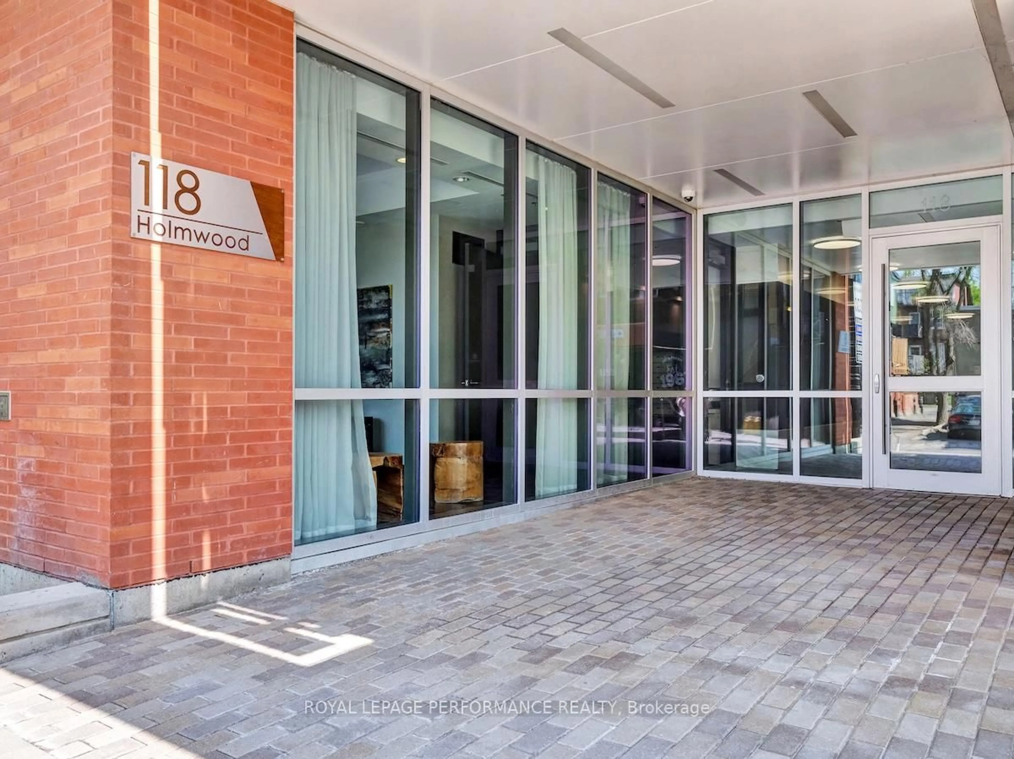 Indoor foyer for 118 Holmwood Ave #1004, Ottawa Ontario K1S 5J5