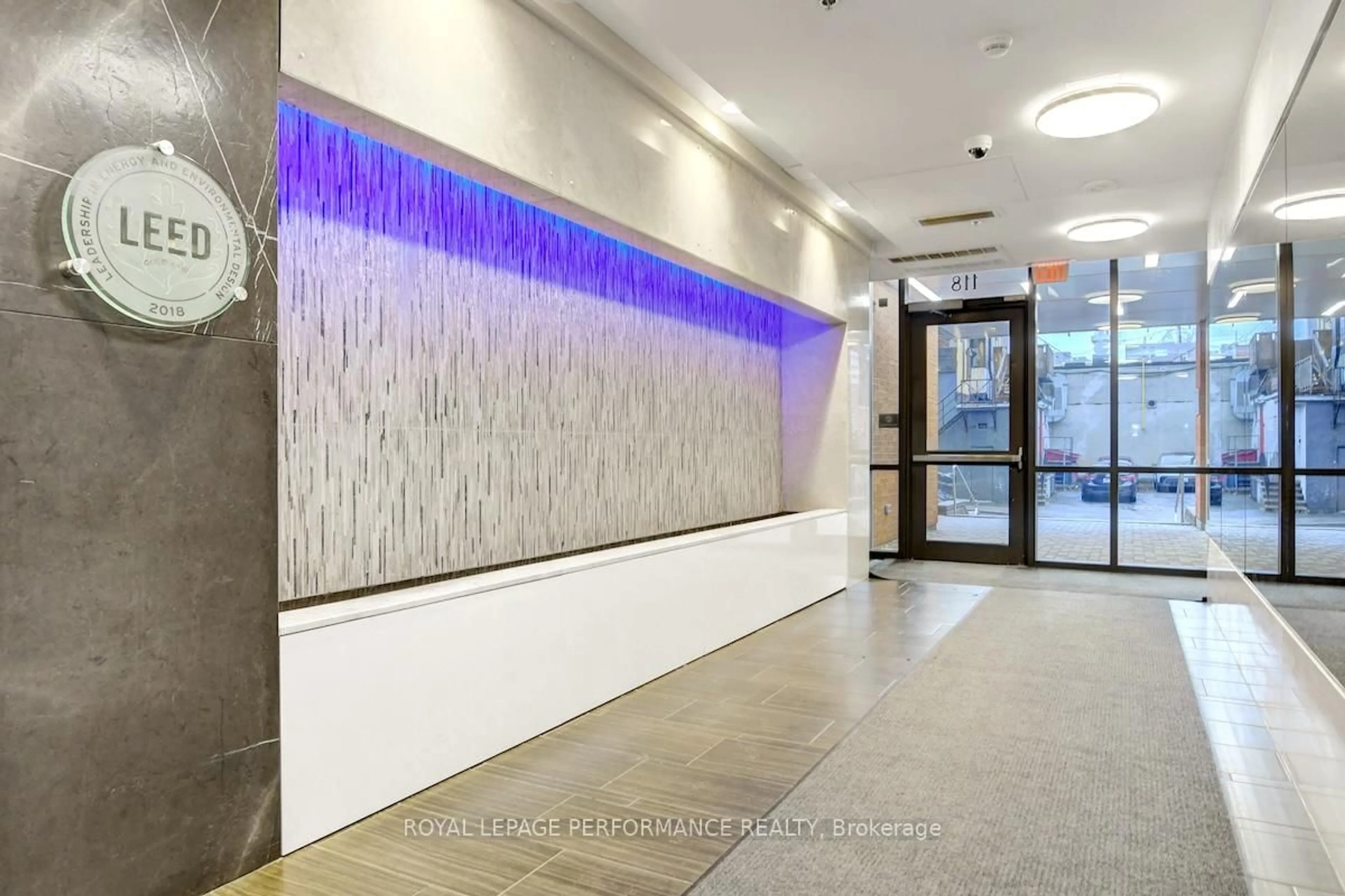 Indoor foyer for 118 Holmwood Ave #1004, Ottawa Ontario K1S 5J5