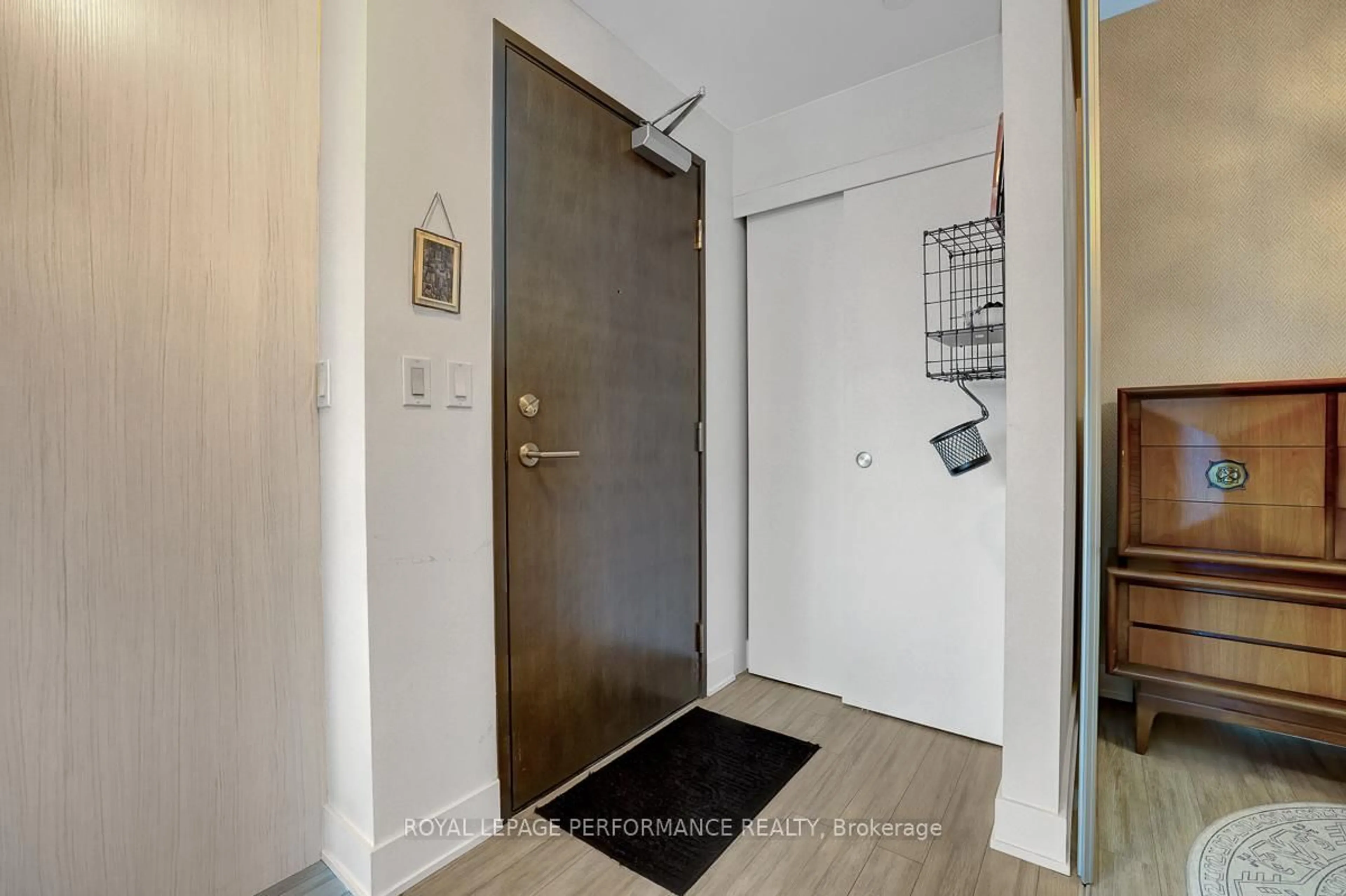 Indoor entryway for 118 Holmwood Ave #1004, Ottawa Ontario K1S 5J5