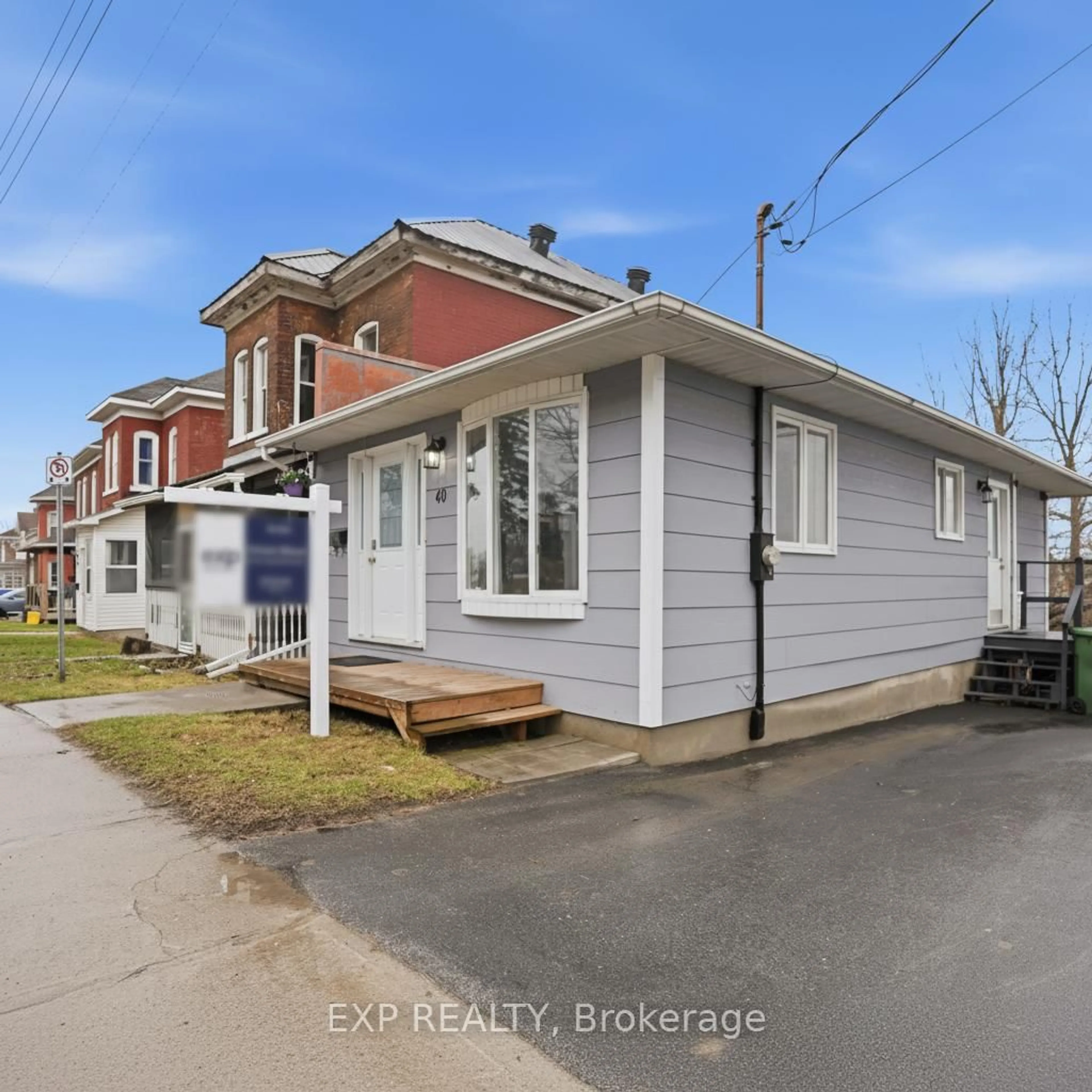 A pic from outside/outdoor area/front of a property/back of a property/a pic from drone, street for 40 Elmsley St, Smiths Falls Ontario K7A 3P6