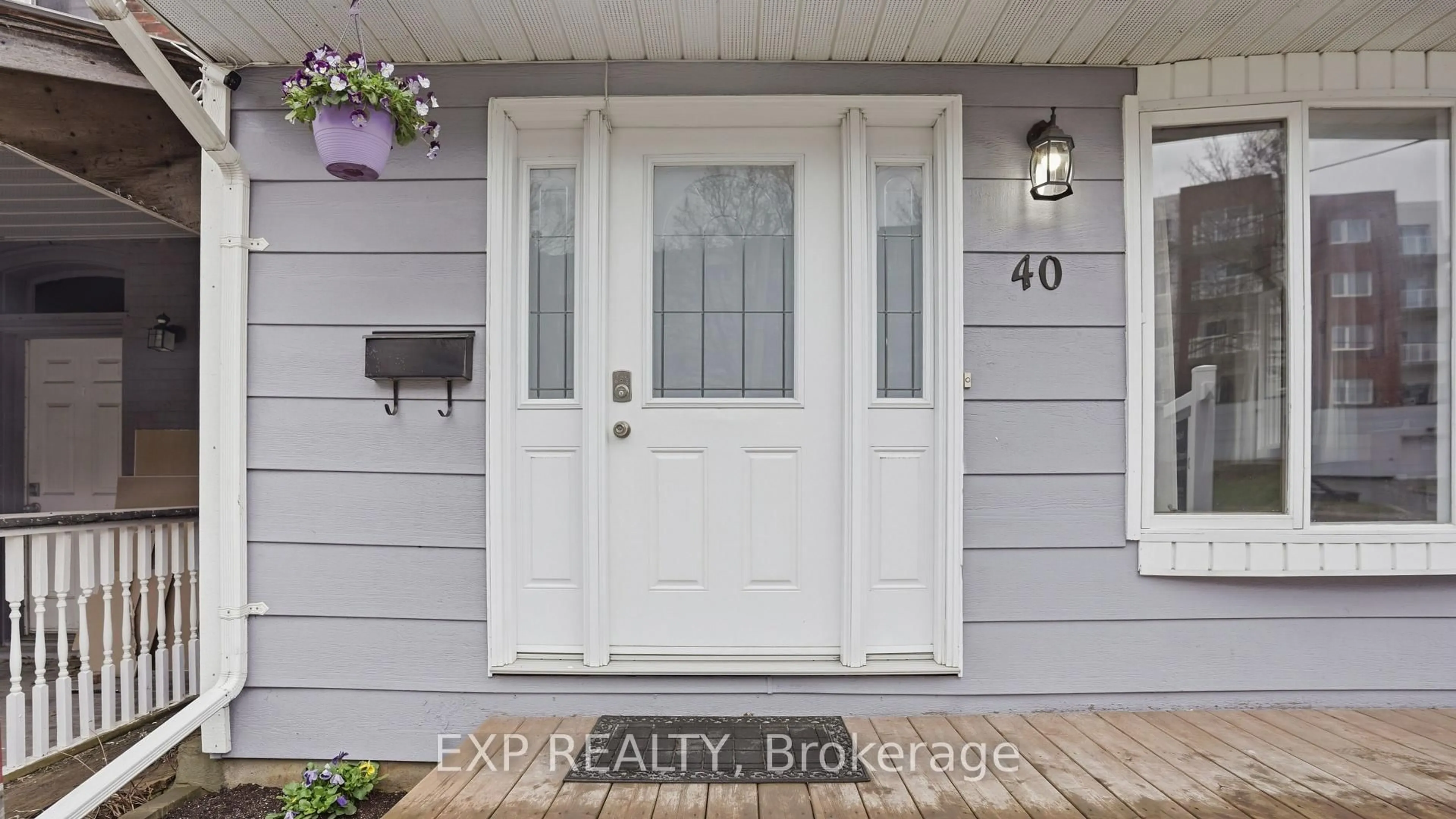 Indoor entryway for 40 Elmsley St, Smiths Falls Ontario K7A 3P6