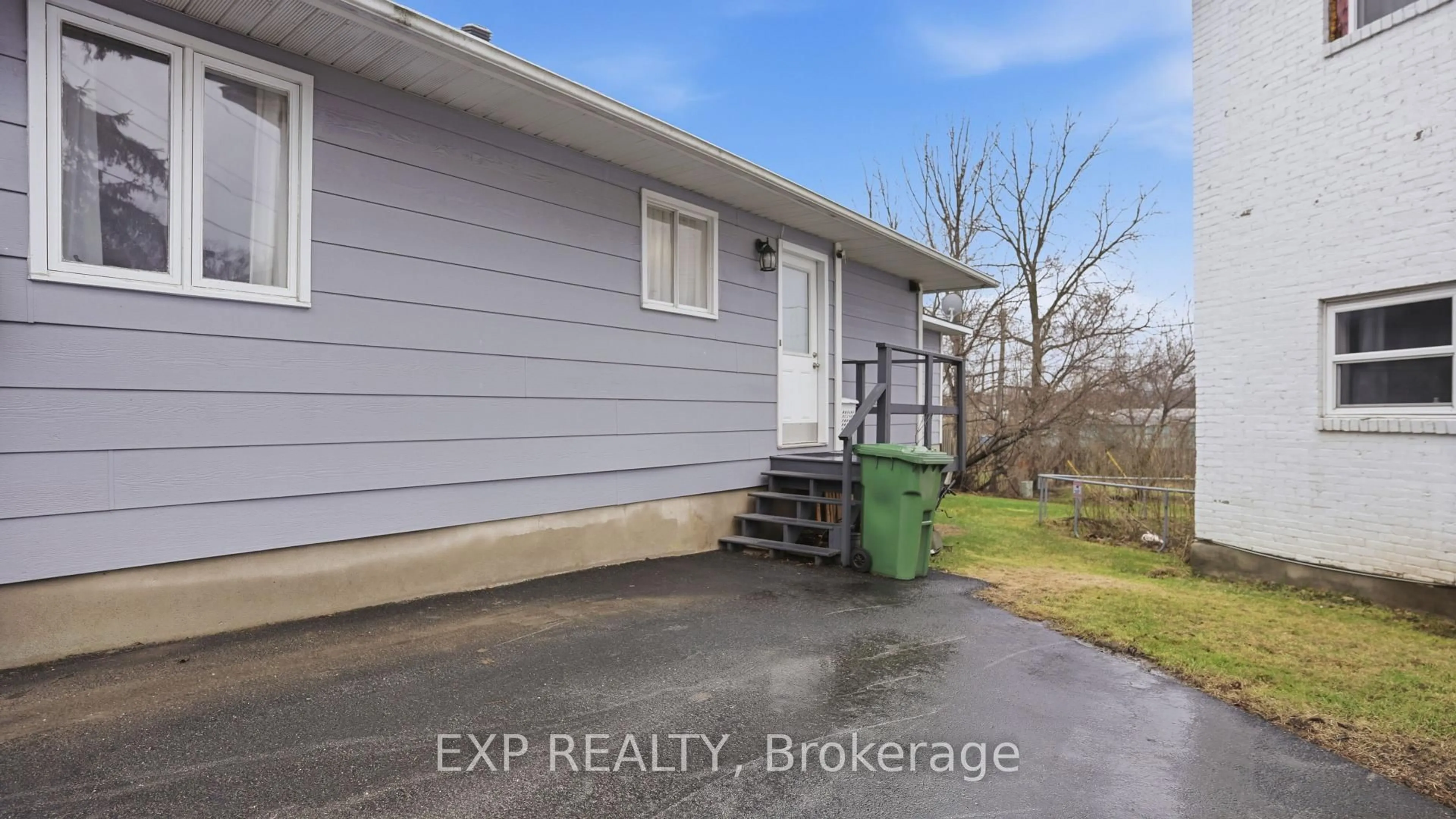 A pic from outside/outdoor area/front of a property/back of a property/a pic from drone, unknown for 40 Elmsley St, Smiths Falls Ontario K7A 3P6