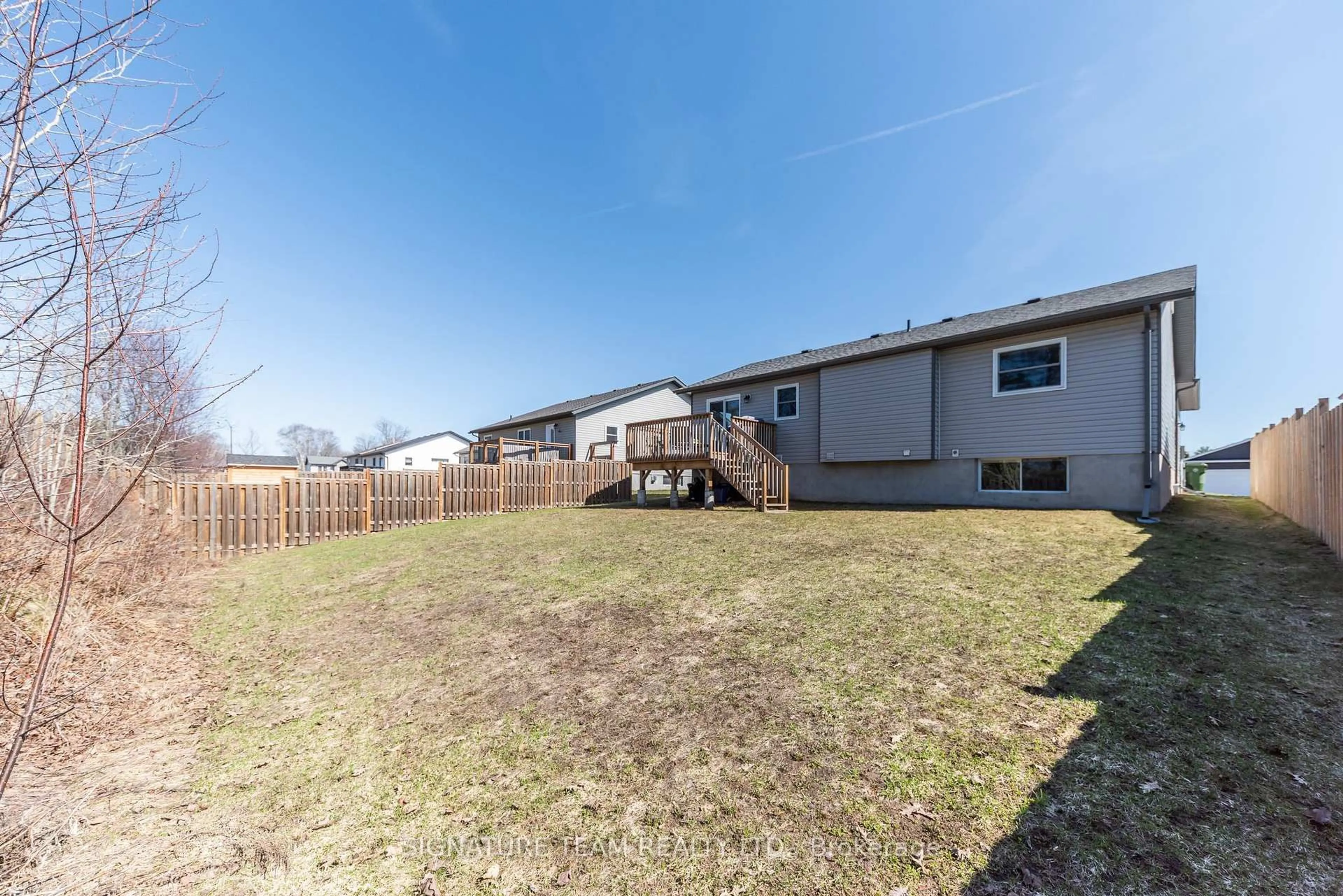 A pic from outside/outdoor area/front of a property/back of a property/a pic from drone, unknown for 10 Terrance Dr, Petawawa Ontario K8H 0G3