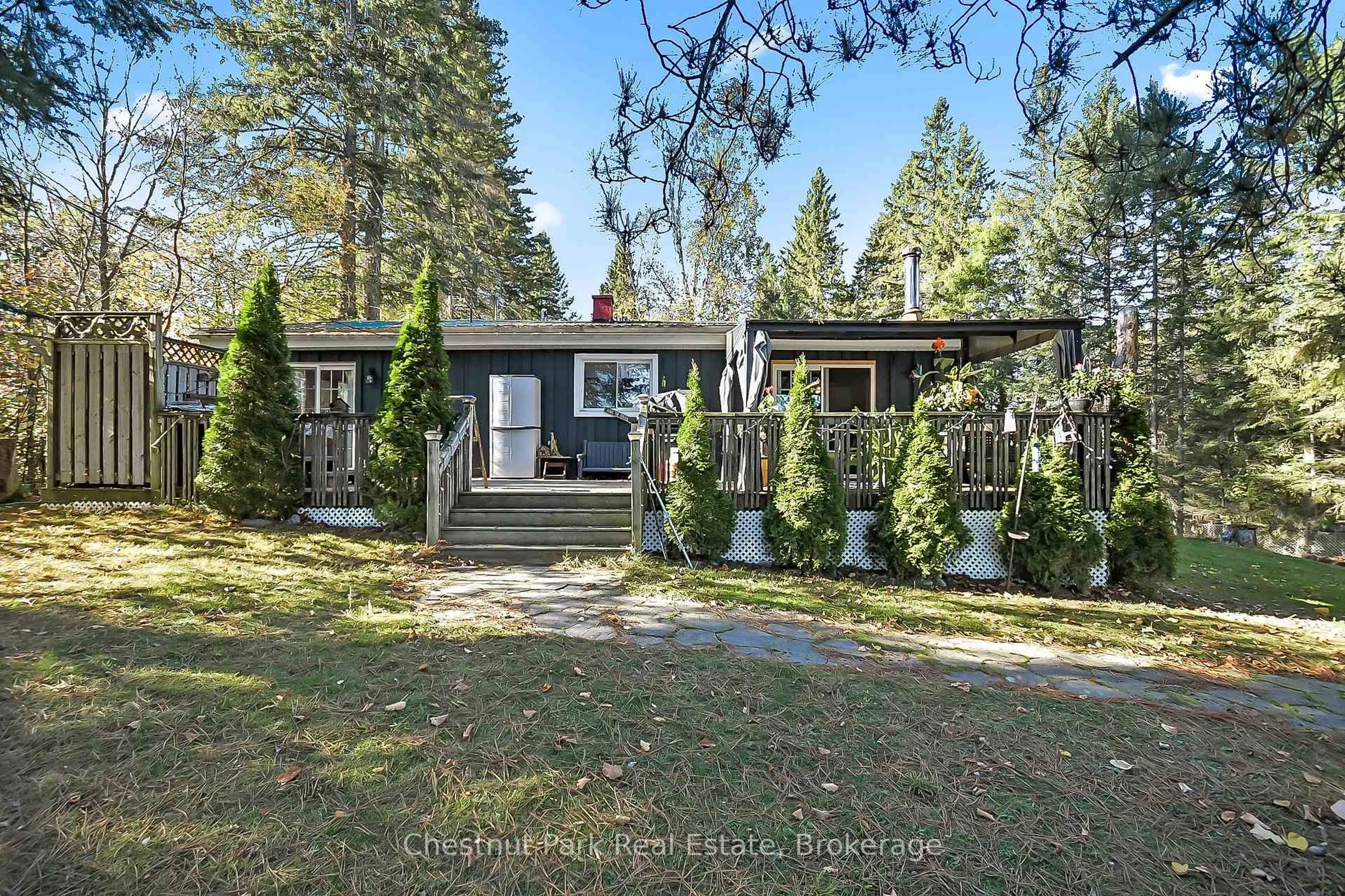 Home with vinyl exterior material, unknown for 1725 518 East Highway, Kearney Ontario P0A 1M0