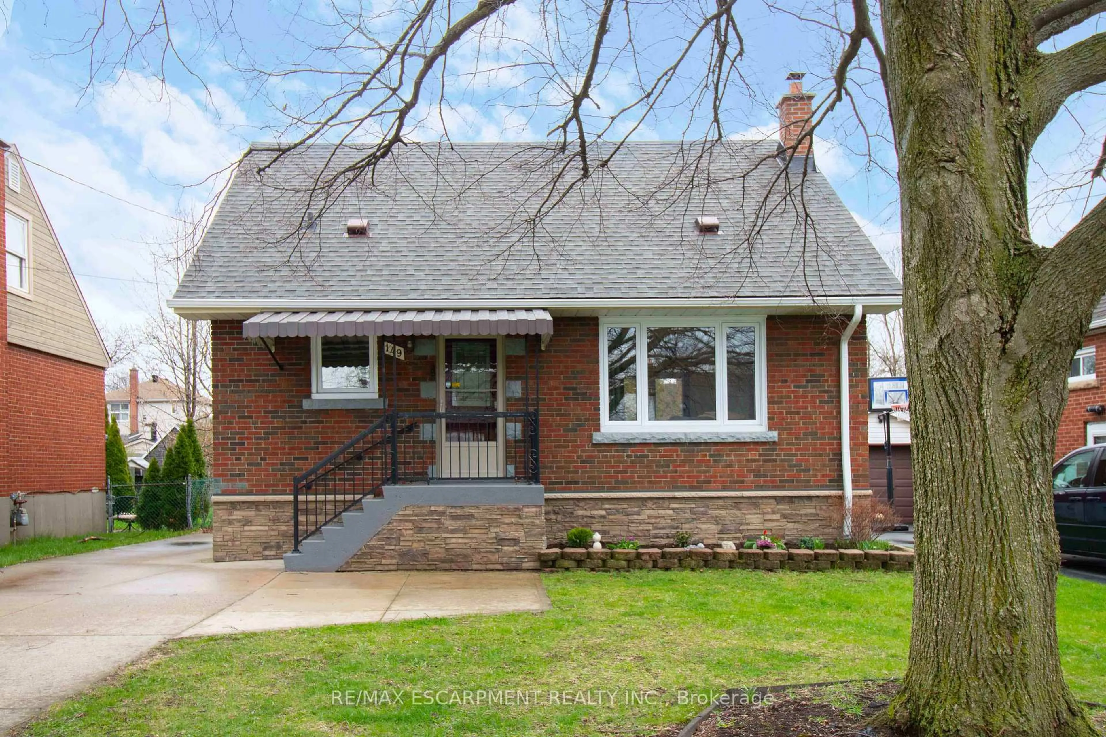 Home with brick exterior material, street for 149 East 34th St, Hamilton Ontario L8V 3W7