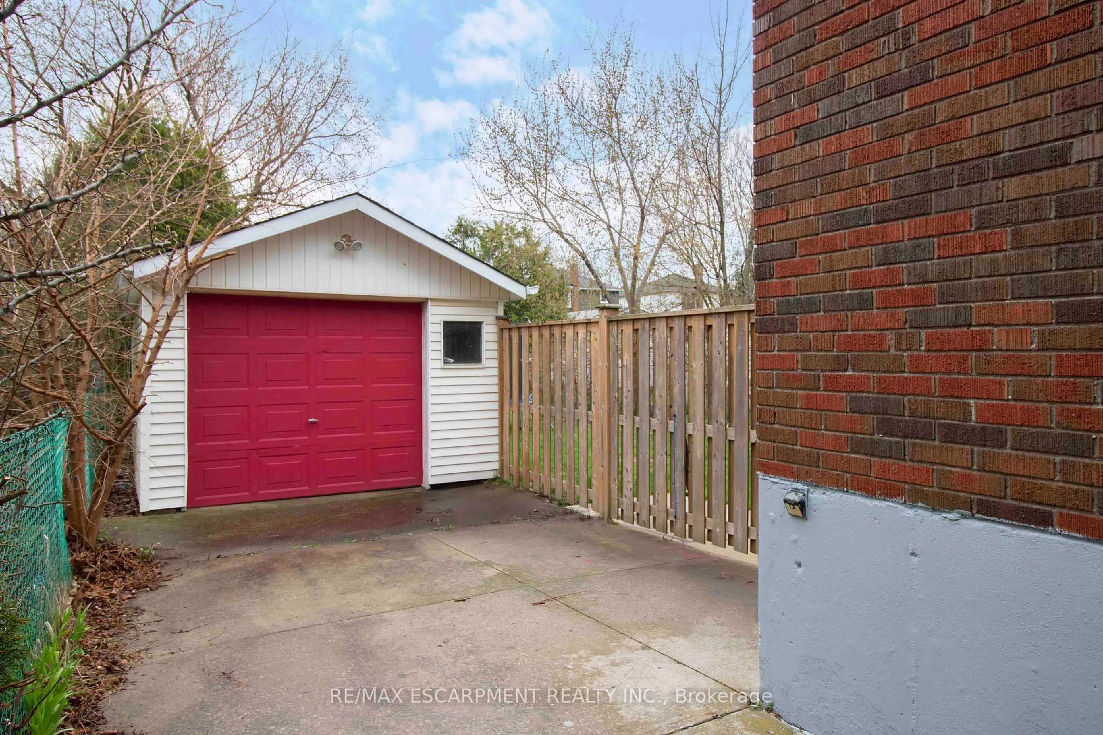 Shed for 149 East 34th St, Hamilton Ontario L8V 3W7