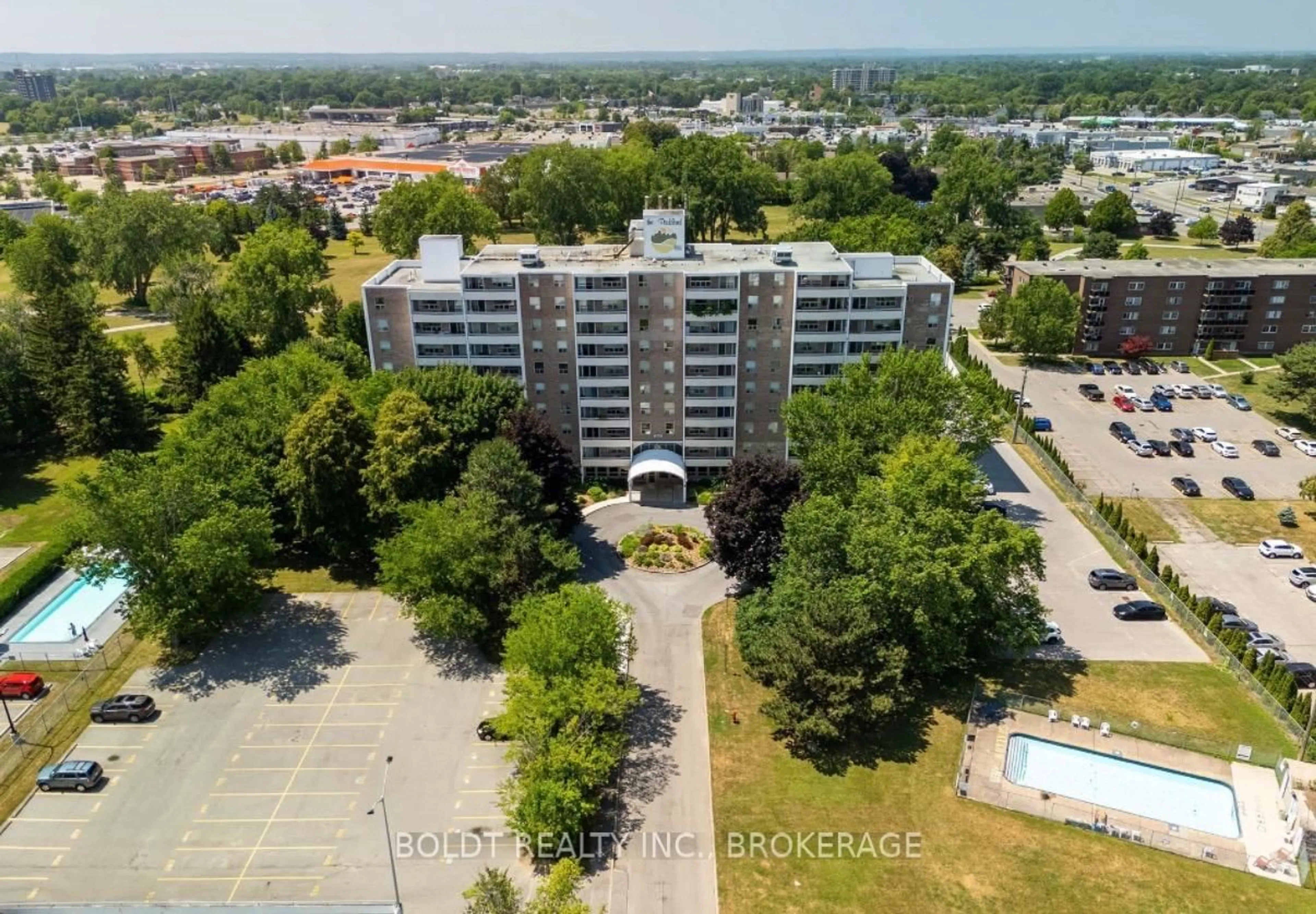 A pic from outside/outdoor area/front of a property/back of a property/a pic from drone, building for 365 Geneva St #409, St. Catharines Ontario L2N 5S7