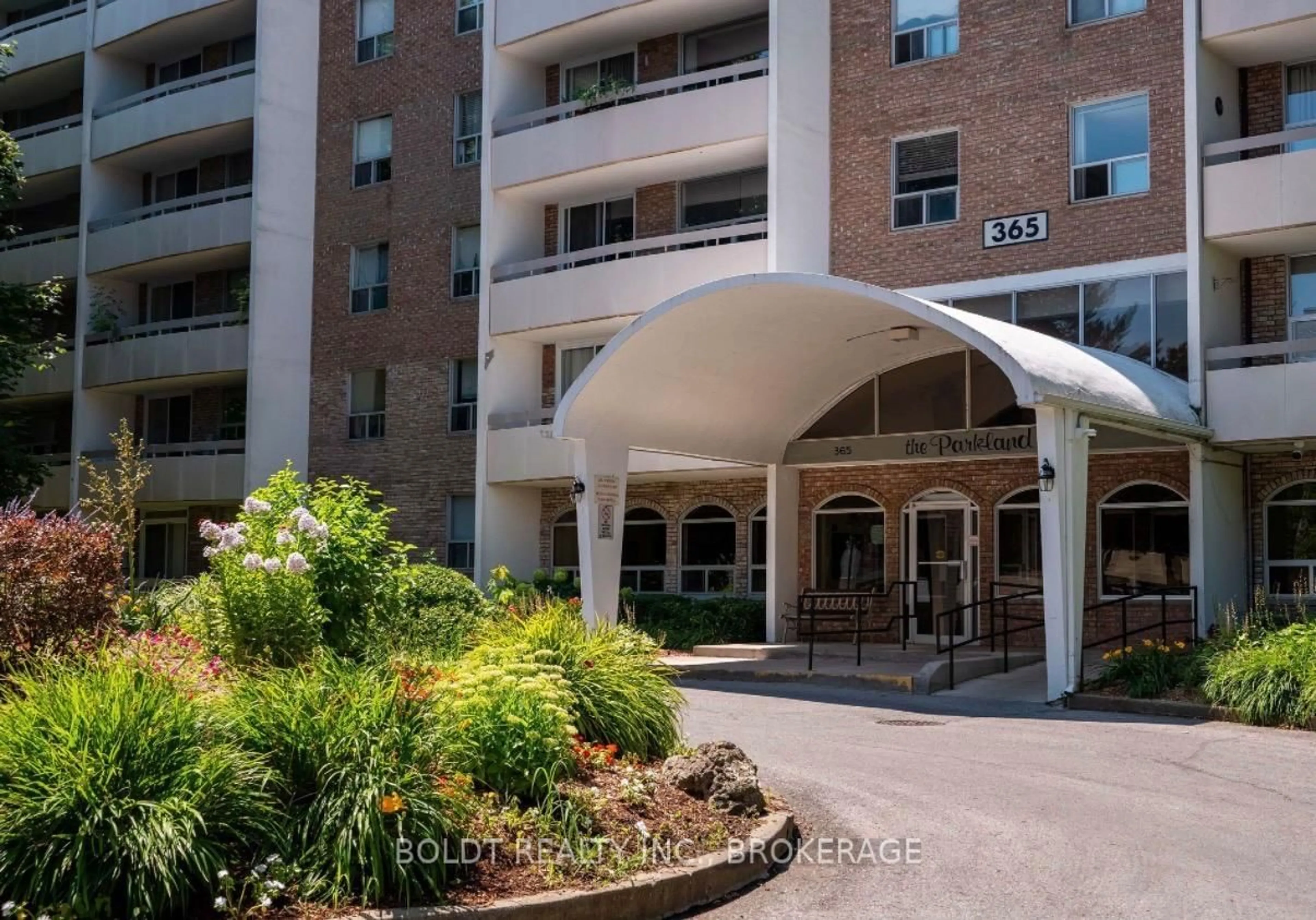 Indoor foyer for 365 Geneva St #409, St. Catharines Ontario L2N 5S7
