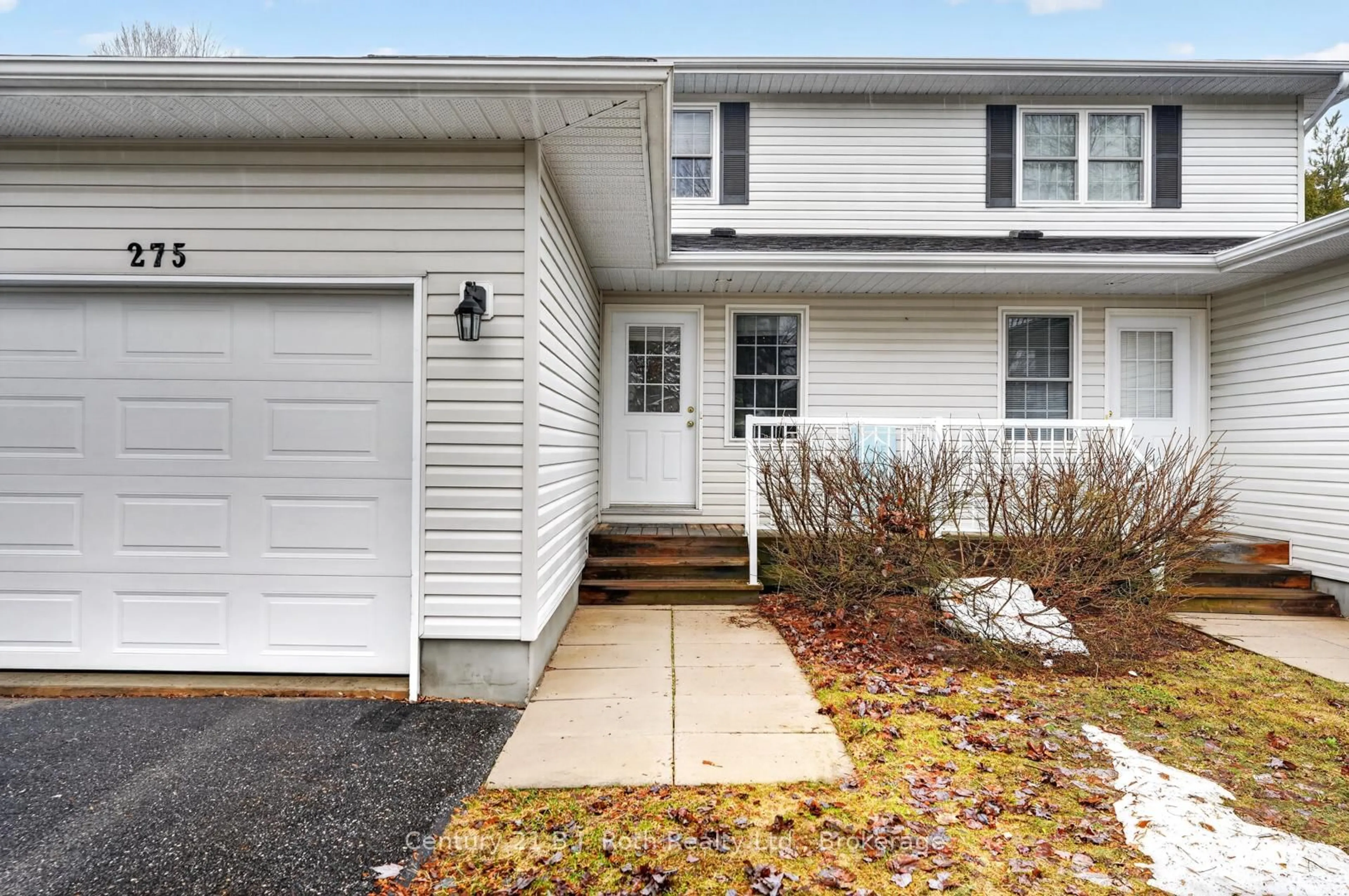 Home with vinyl exterior material, street for 275 Hiram St, Bracebridge Ontario P1L 1R7