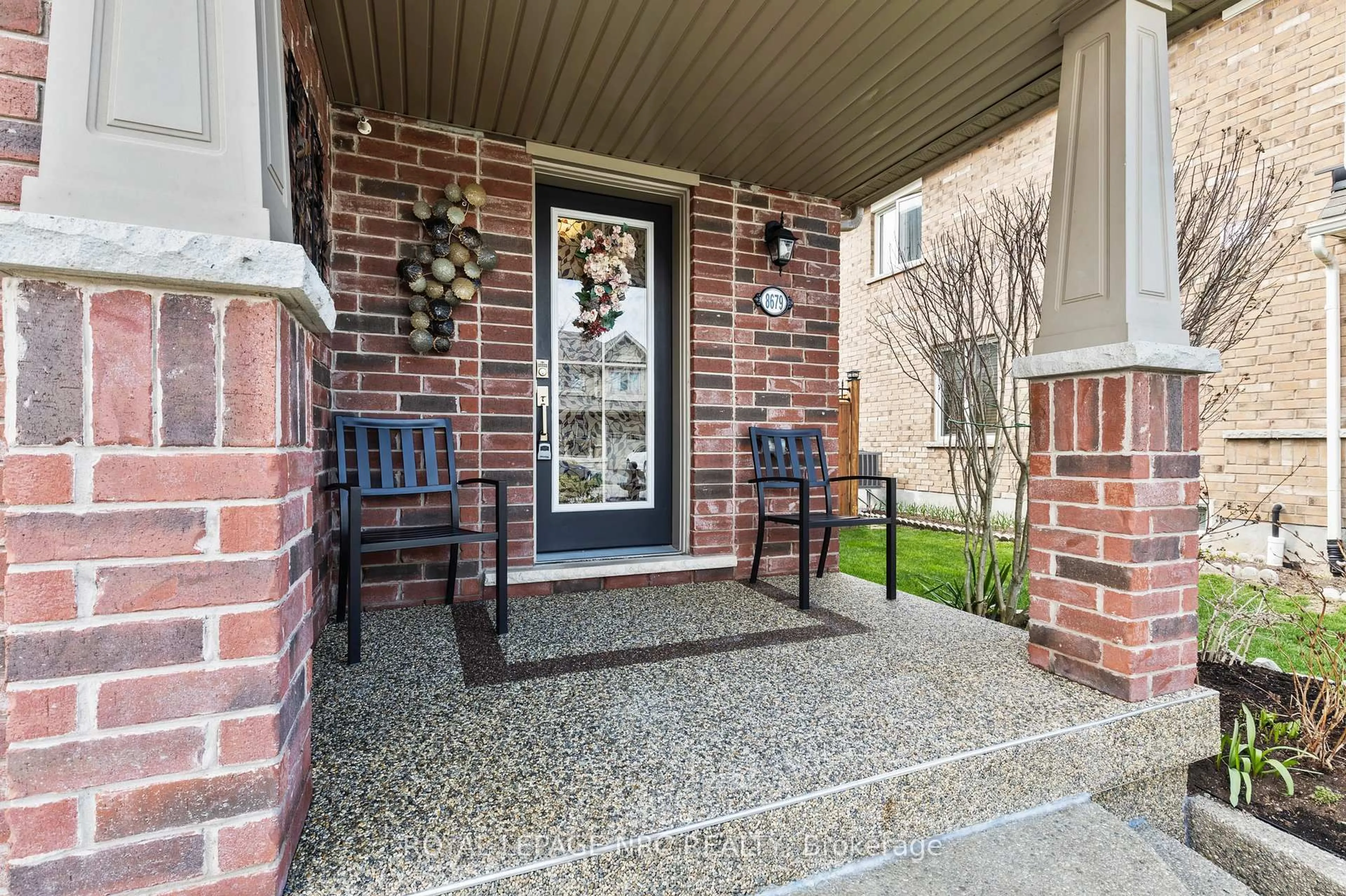 Indoor entryway for 8679 Dogwood Cres, Niagara Falls Ontario L2H 2Y6