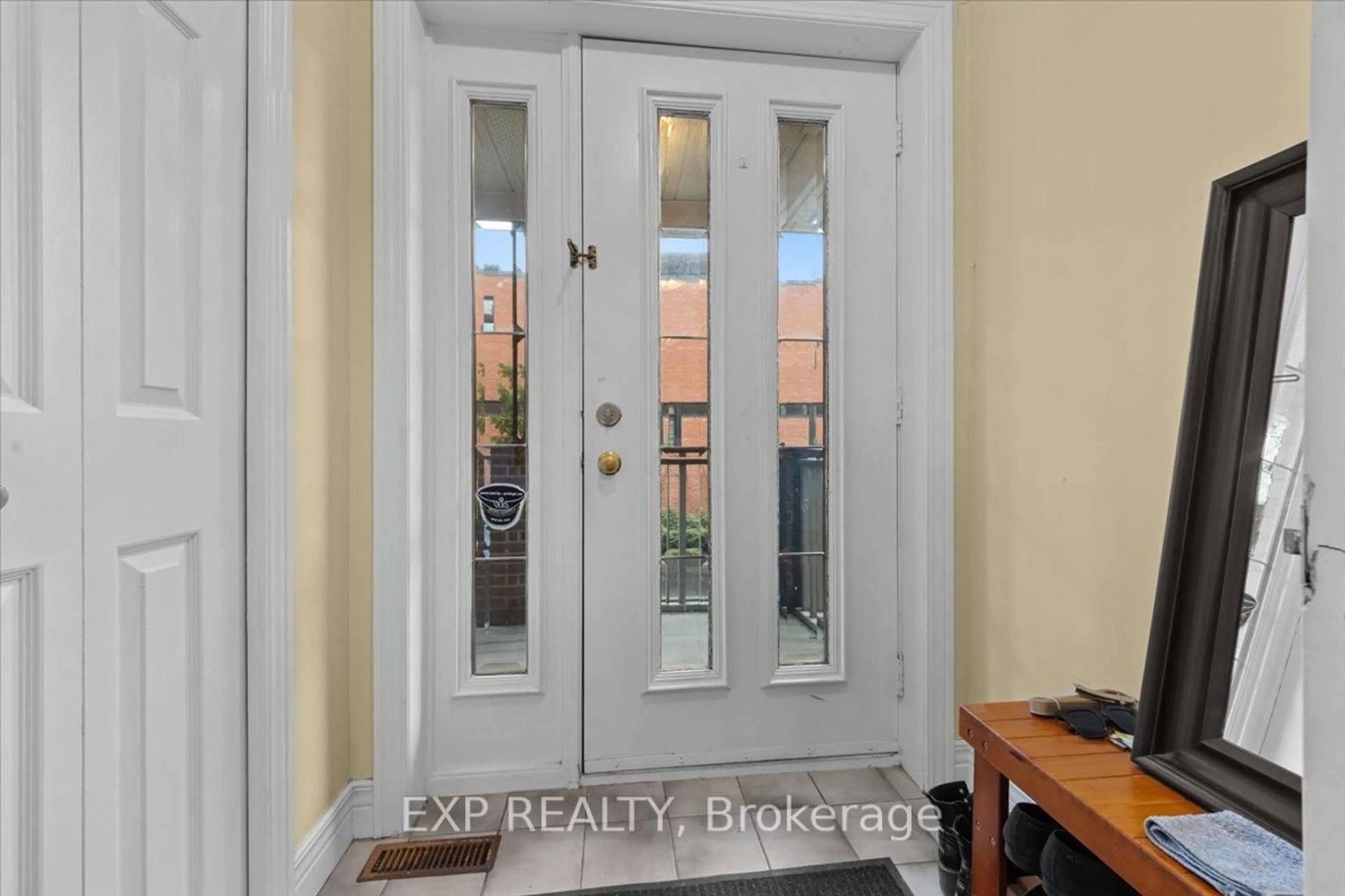 Indoor entryway for 40 Lewis St, Ottawa Ontario K2P 0S3