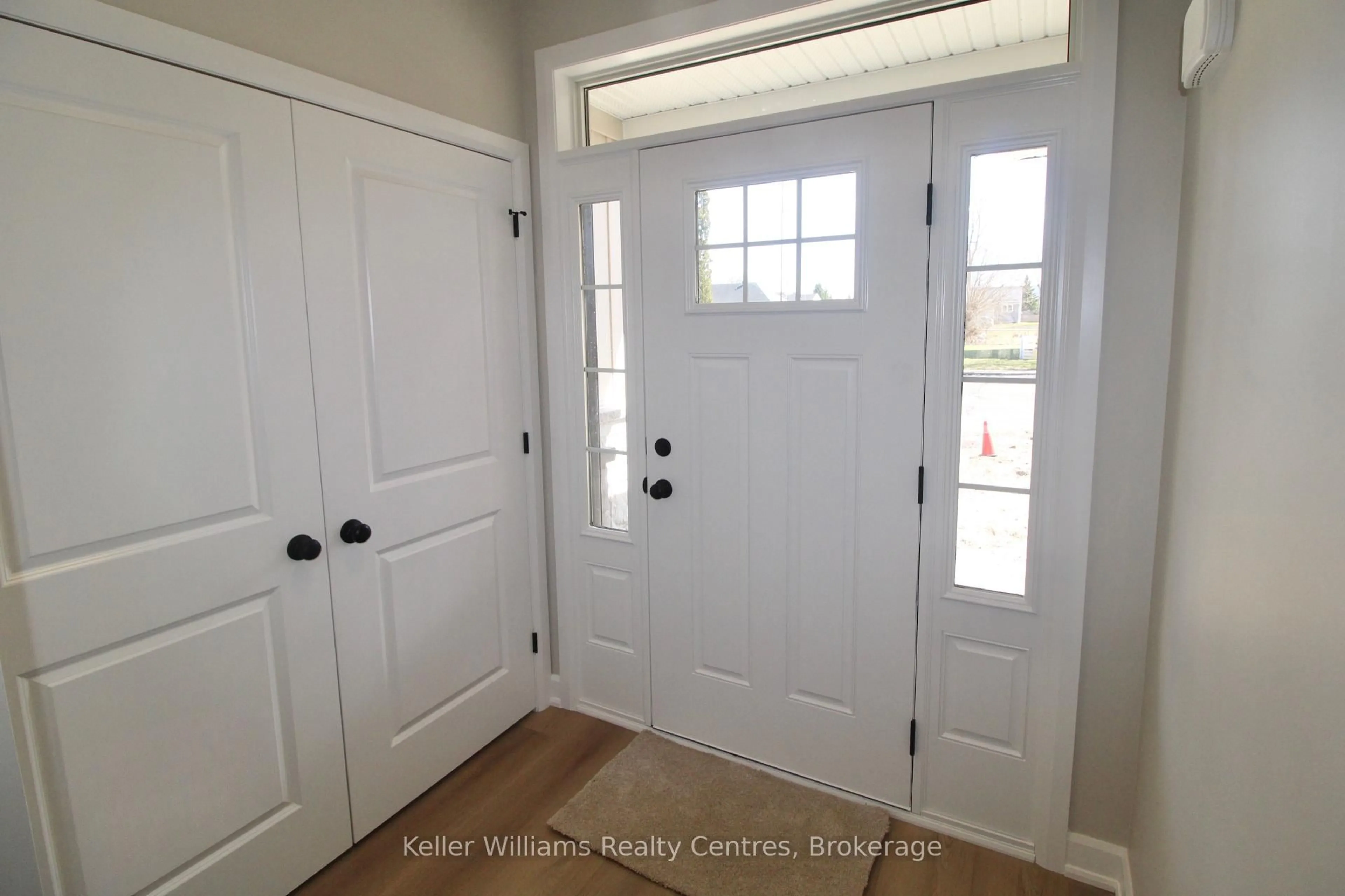 Indoor entryway for 258 7th St, Hanover Ontario N4N 1G9
