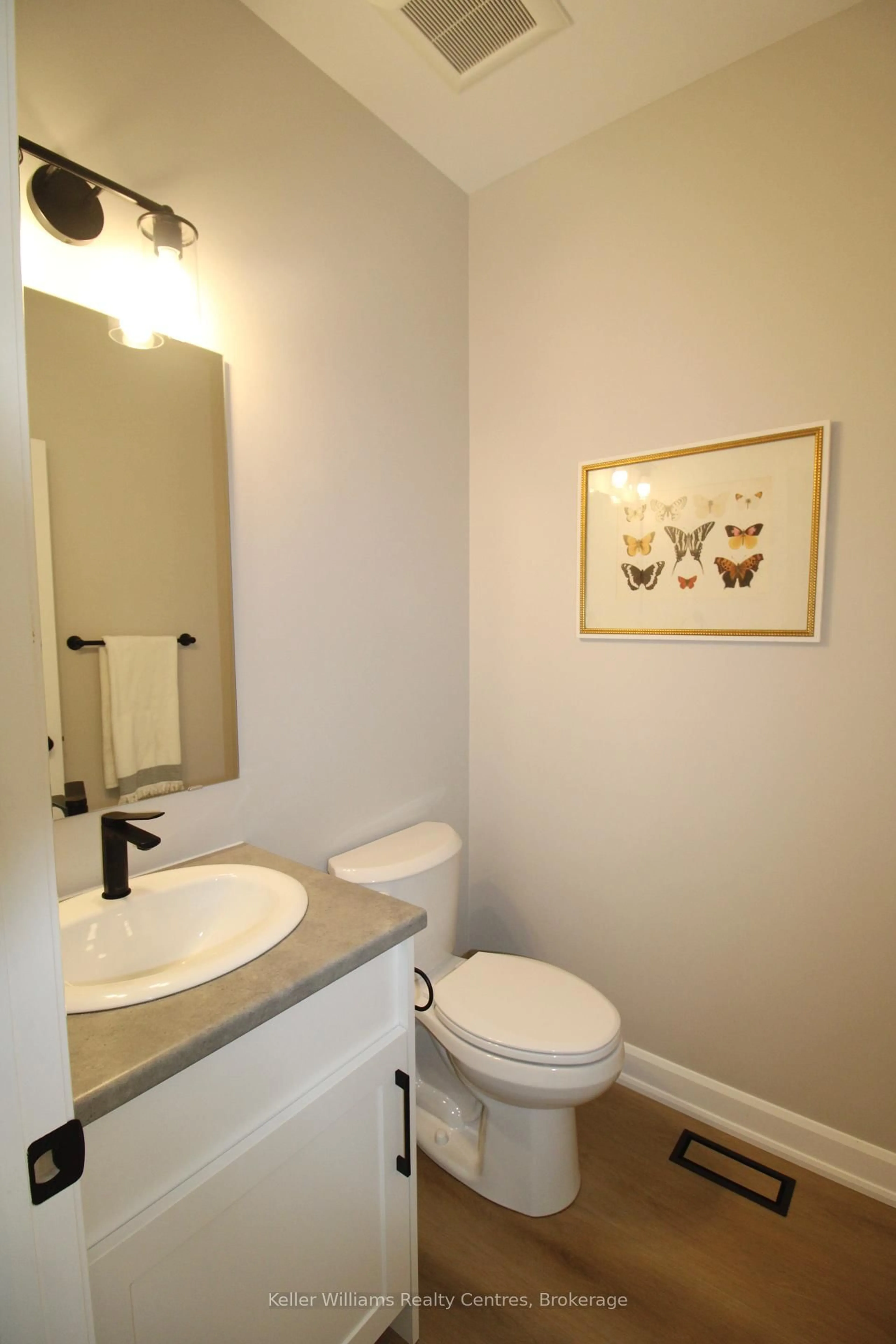Standard bathroom, ceramic/tile floor for 258 7th St, Hanover Ontario N4N 1G9