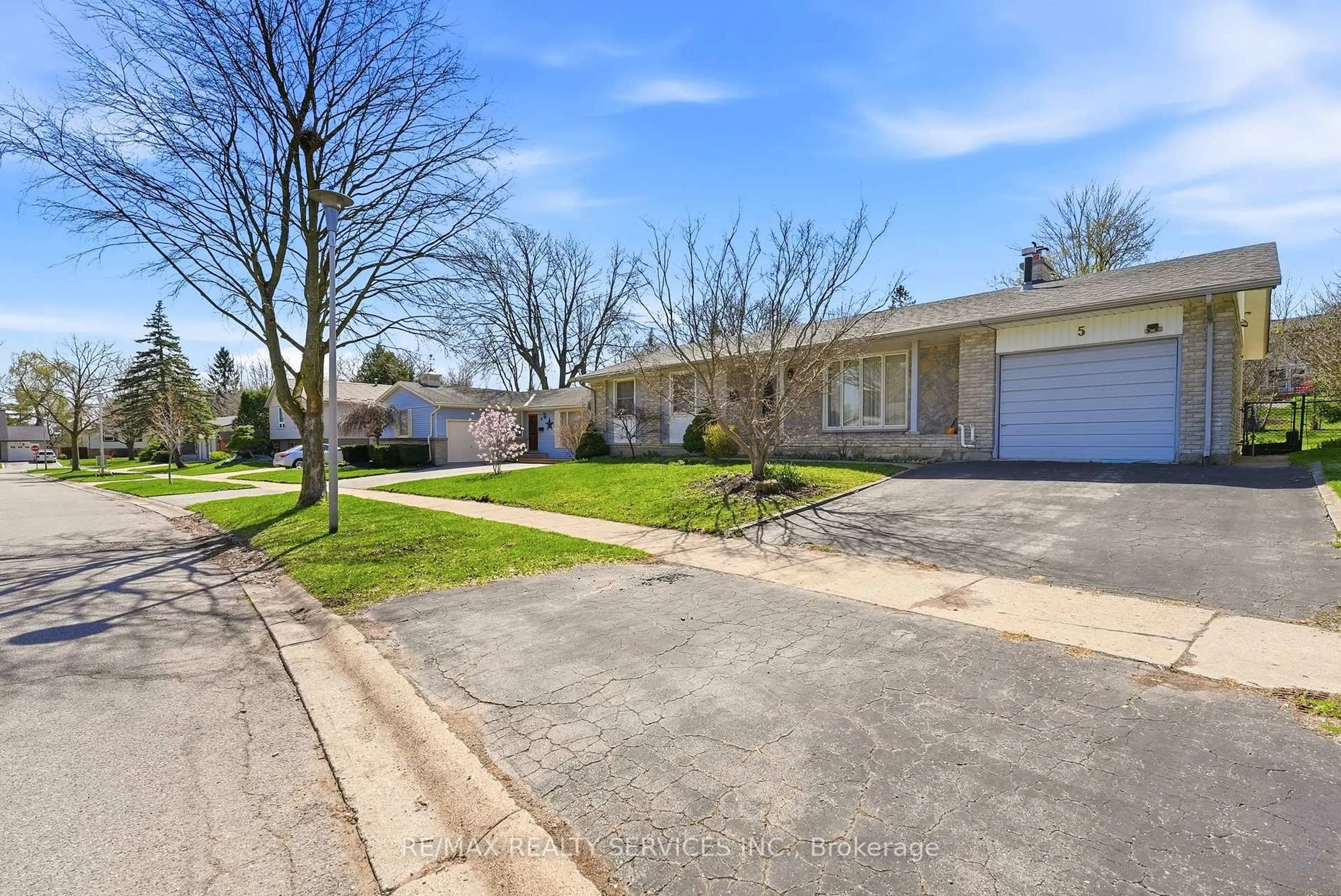 A pic from outside/outdoor area/front of a property/back of a property/a pic from drone, street for 5 Chaucer Rd, London South Ontario N6K 1V2