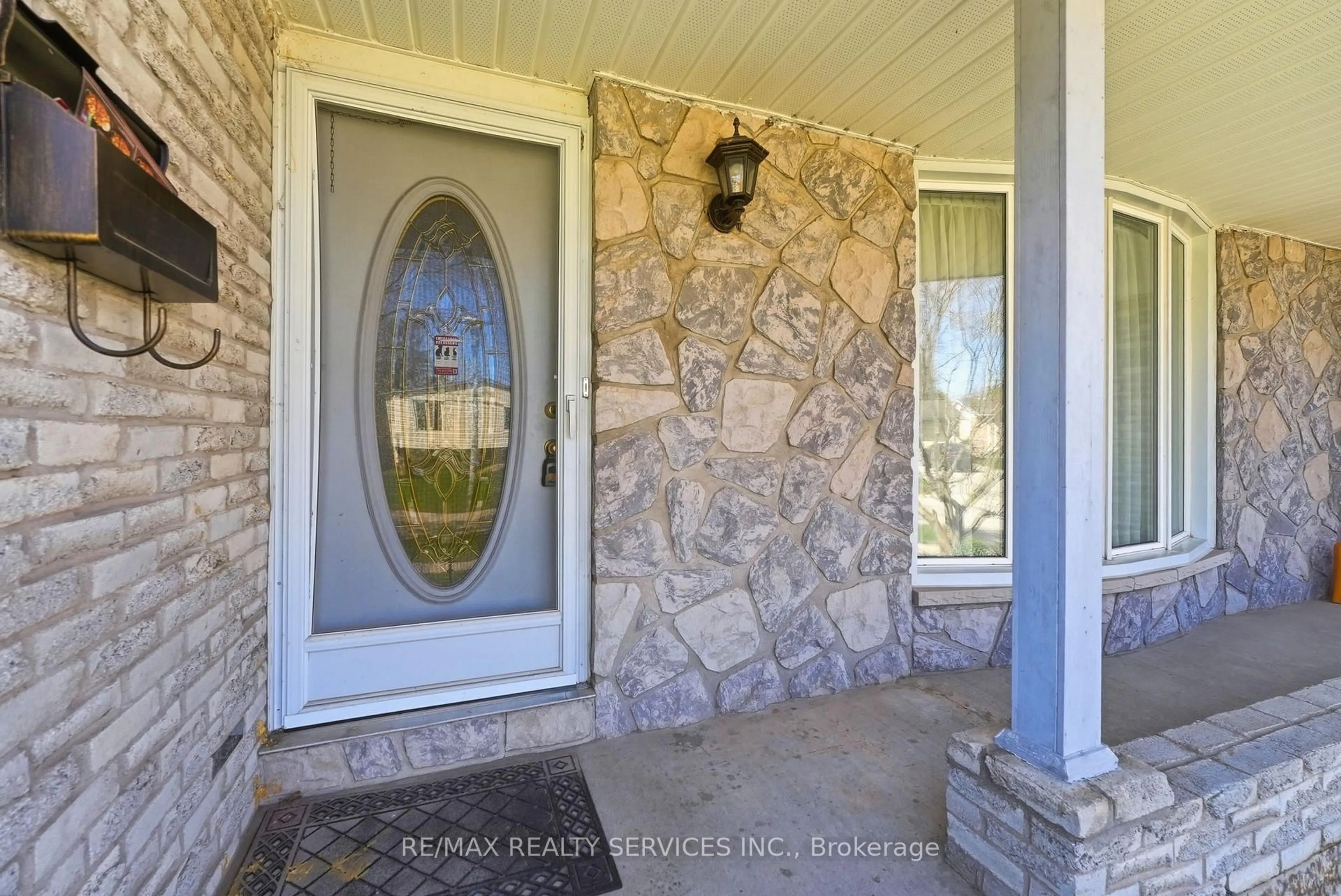 Indoor entryway for 5 Chaucer Rd, London South Ontario N6K 1V2