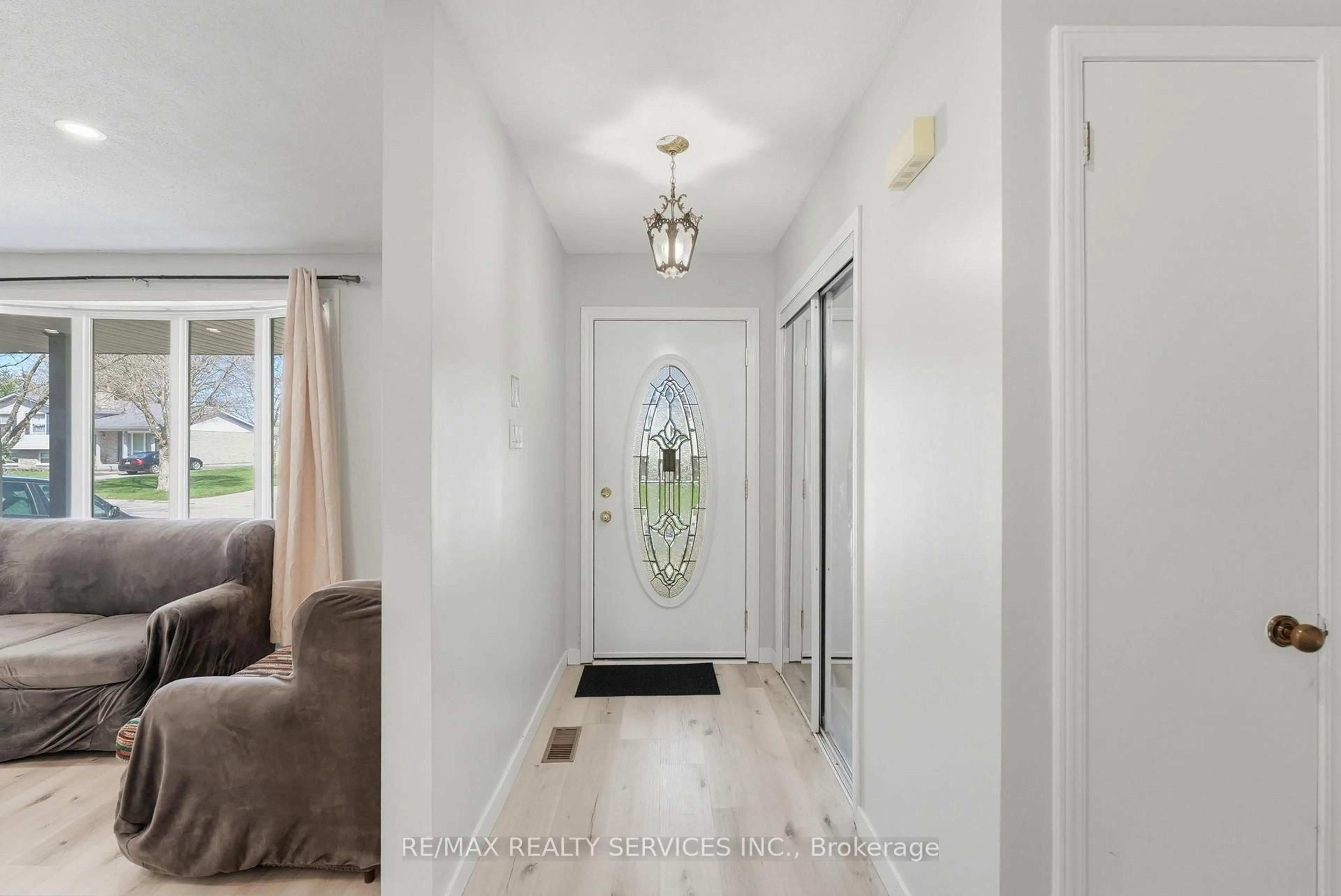 Indoor entryway for 5 Chaucer Rd, London South Ontario N6K 1V2