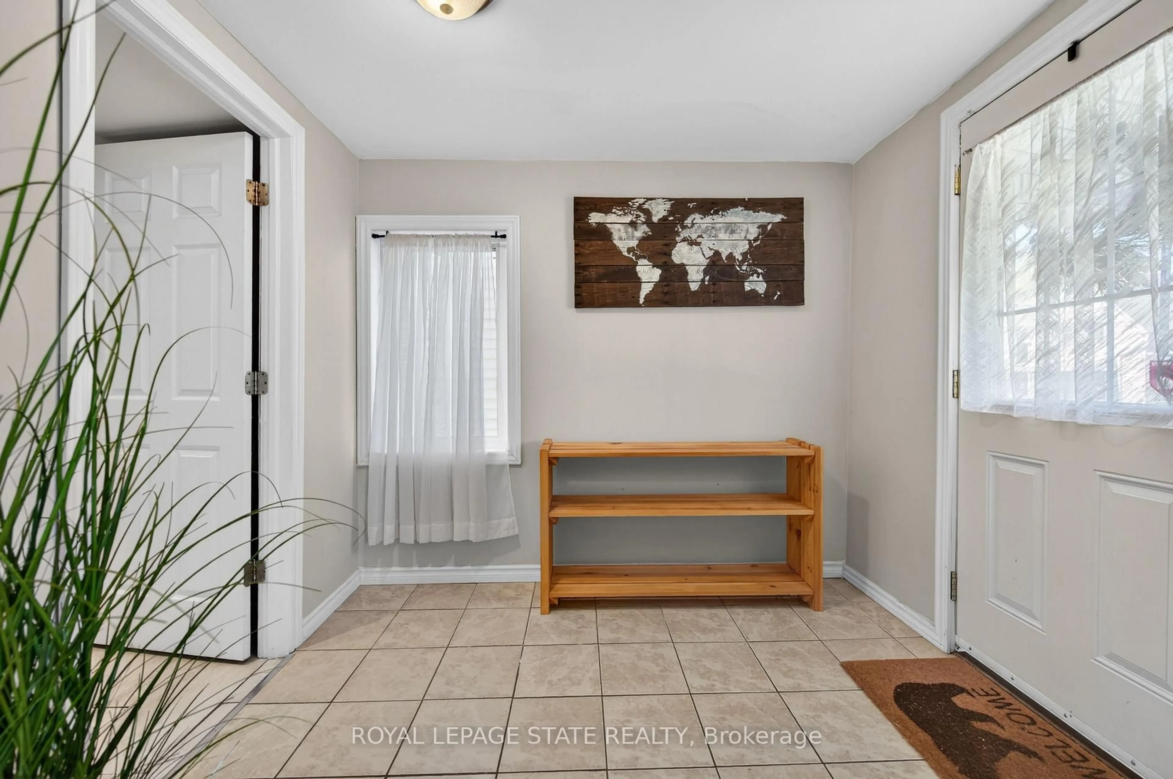 Indoor entryway for 30 Cambridge Ave, Hamilton Ontario L8H 1T5