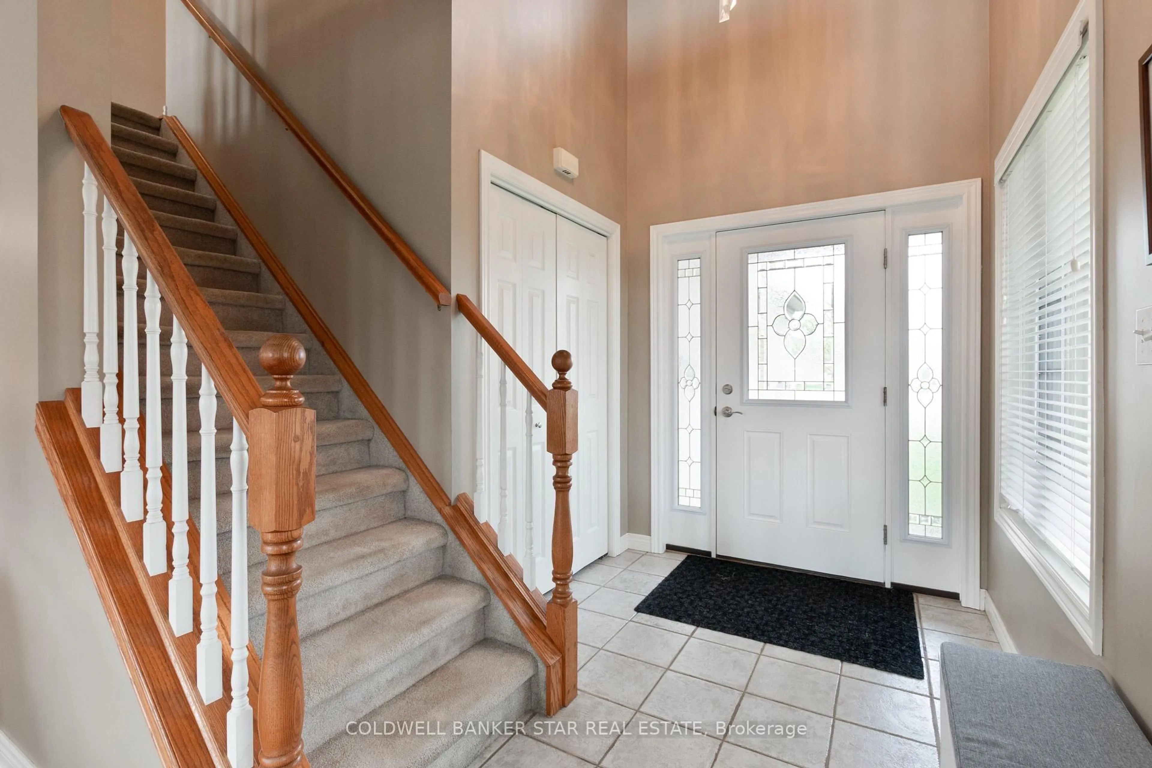 Indoor foyer for 17 WINDEMERE Pl, St. Thomas Ontario N5R 6H3