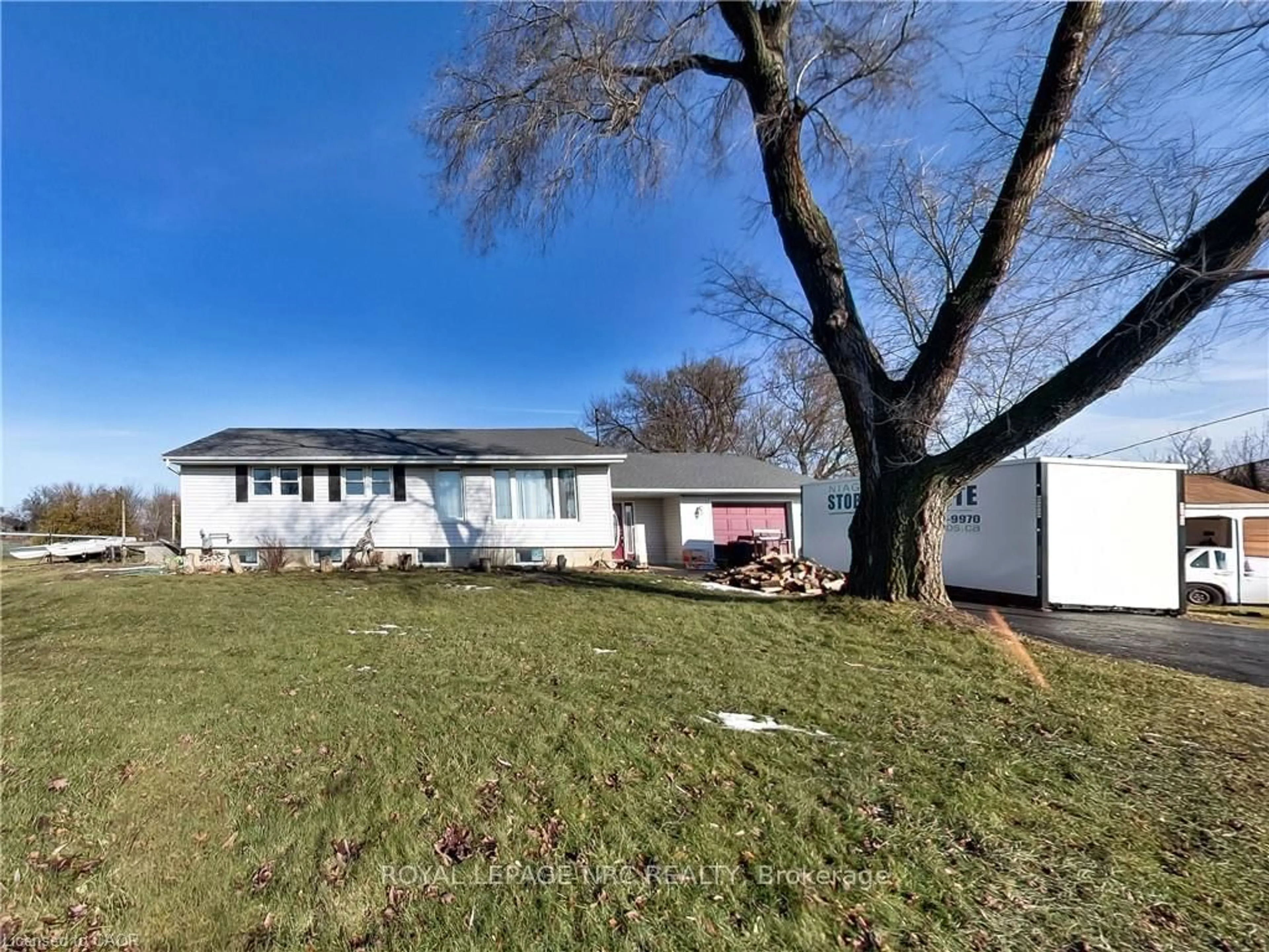 A pic from outside/outdoor area/front of a property/back of a property/a pic from drone, street for 9183 Silver St, West Lincoln Ontario L0R 1E0