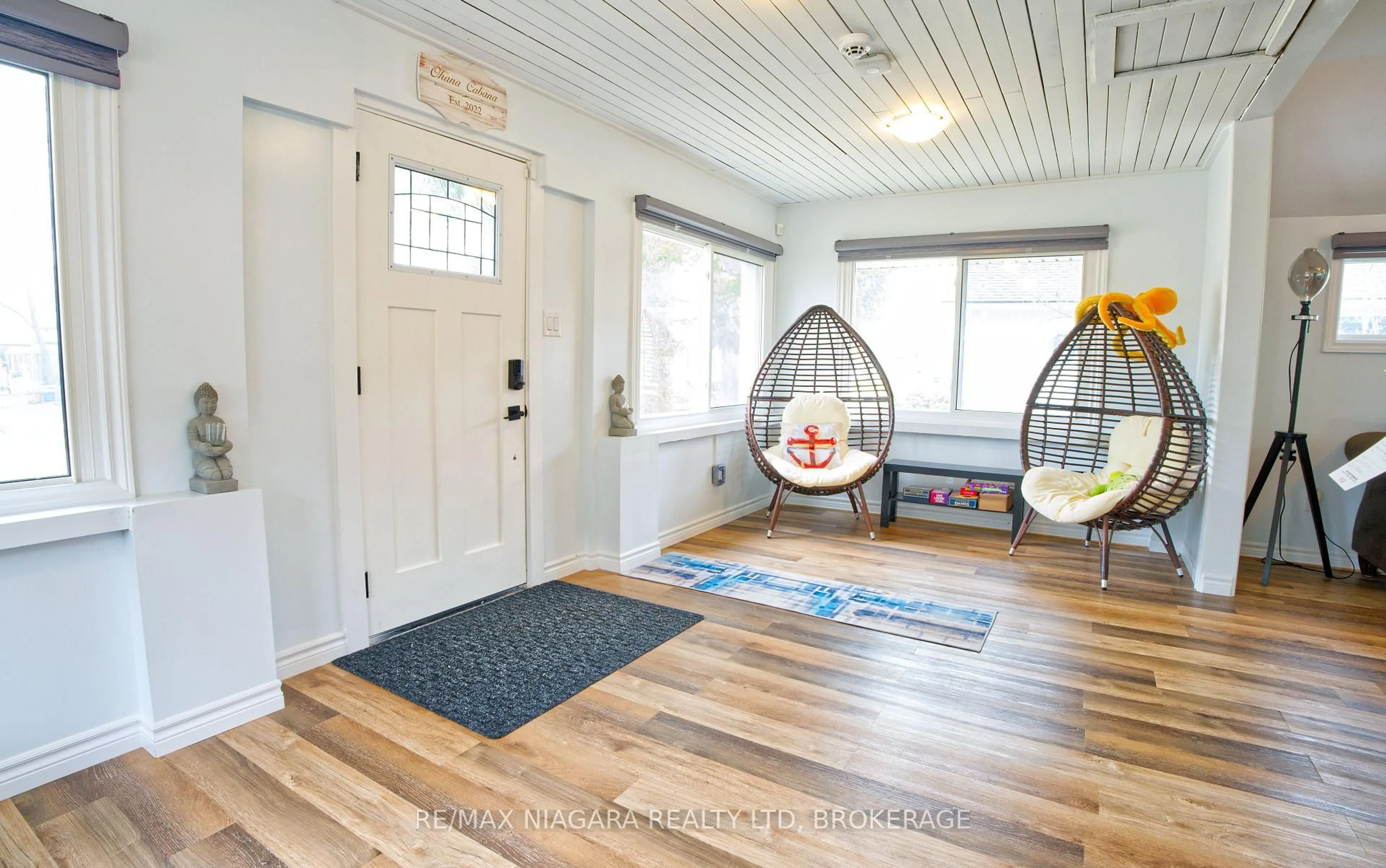 Indoor entryway for 383 Cherrywood Ave, Fort Erie Ontario L0S 1N0