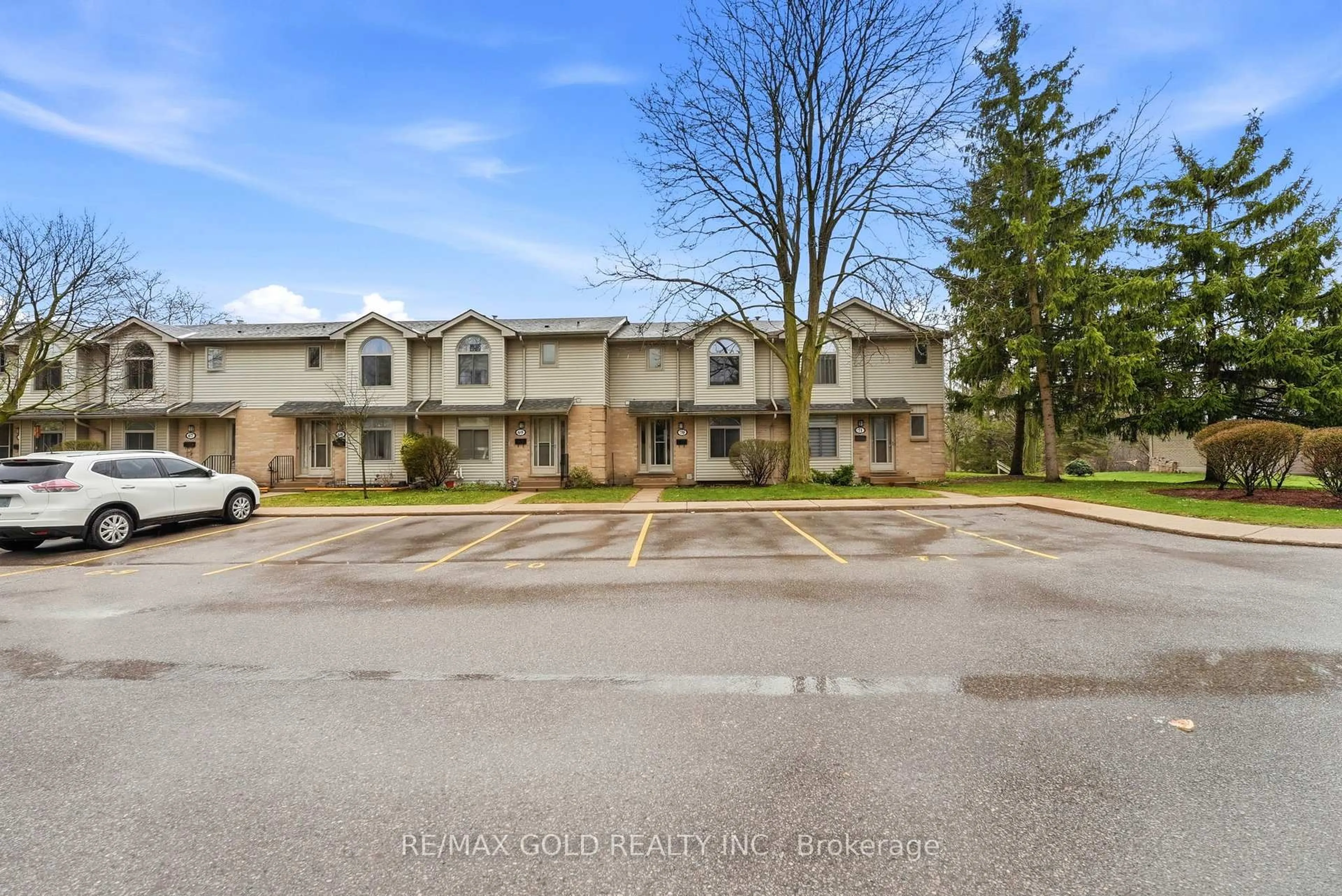 A pic from outside/outdoor area/front of a property/back of a property/a pic from drone, street for 141 Condor Crt #70, London East Ontario N5W 6A1