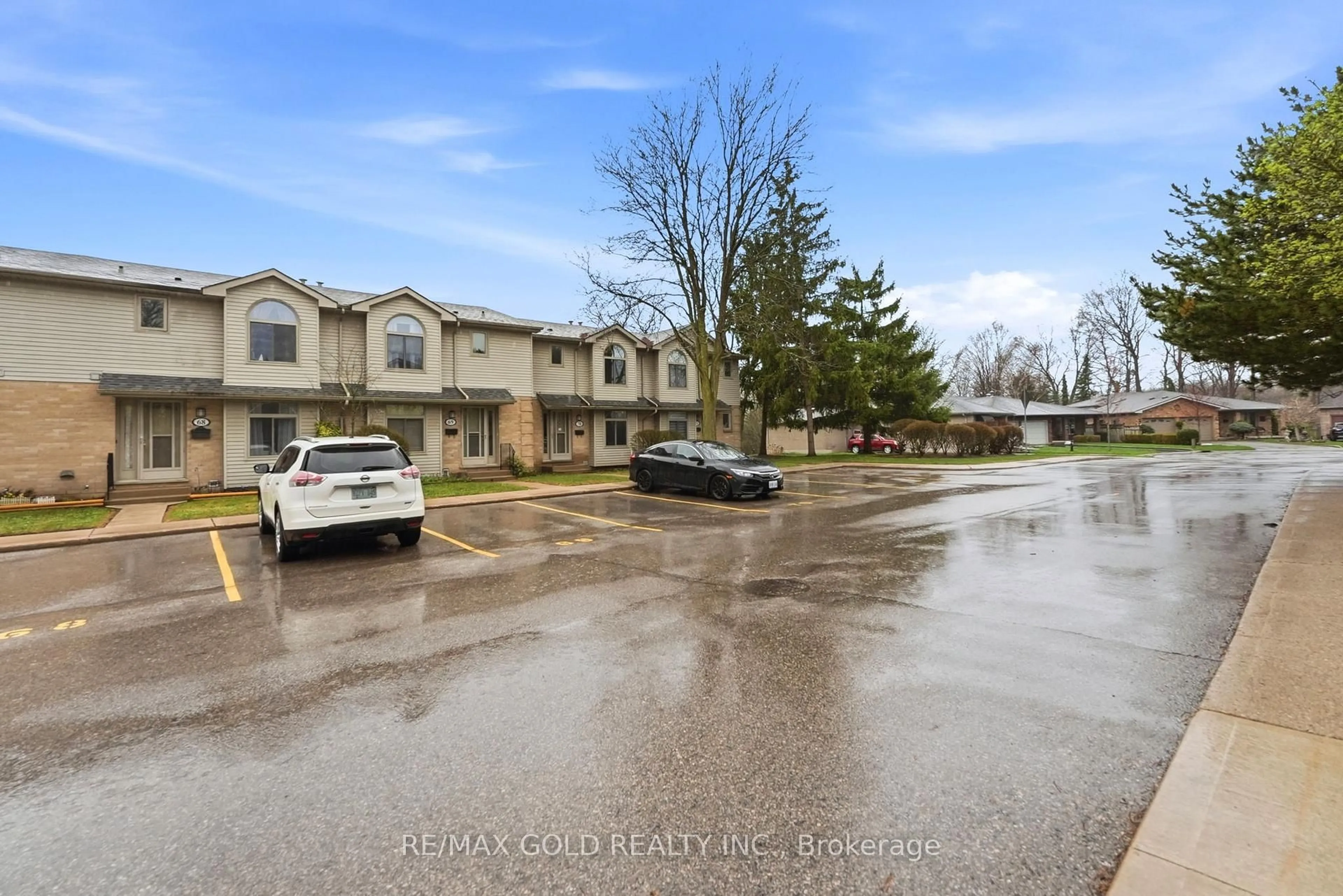 A pic from outside/outdoor area/front of a property/back of a property/a pic from drone, unknown for 141 Condor Crt #70, London East Ontario N5W 6A1