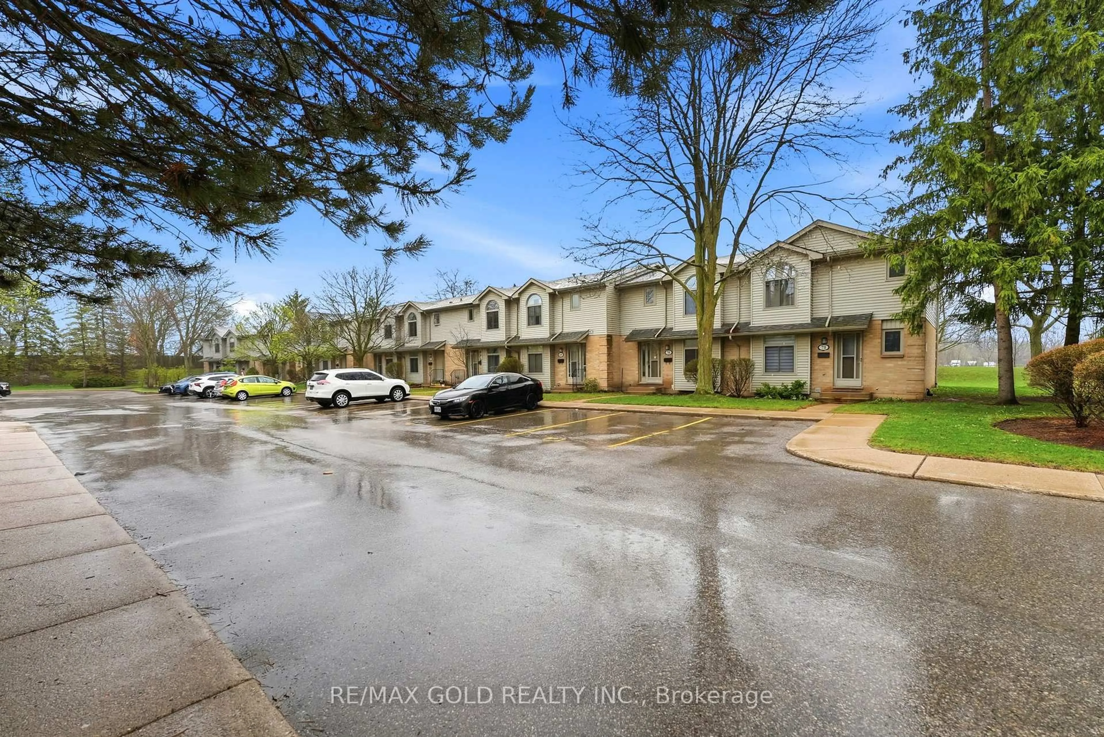A pic from outside/outdoor area/front of a property/back of a property/a pic from drone, street for 141 Condor Crt #70, London East Ontario N5W 6A1