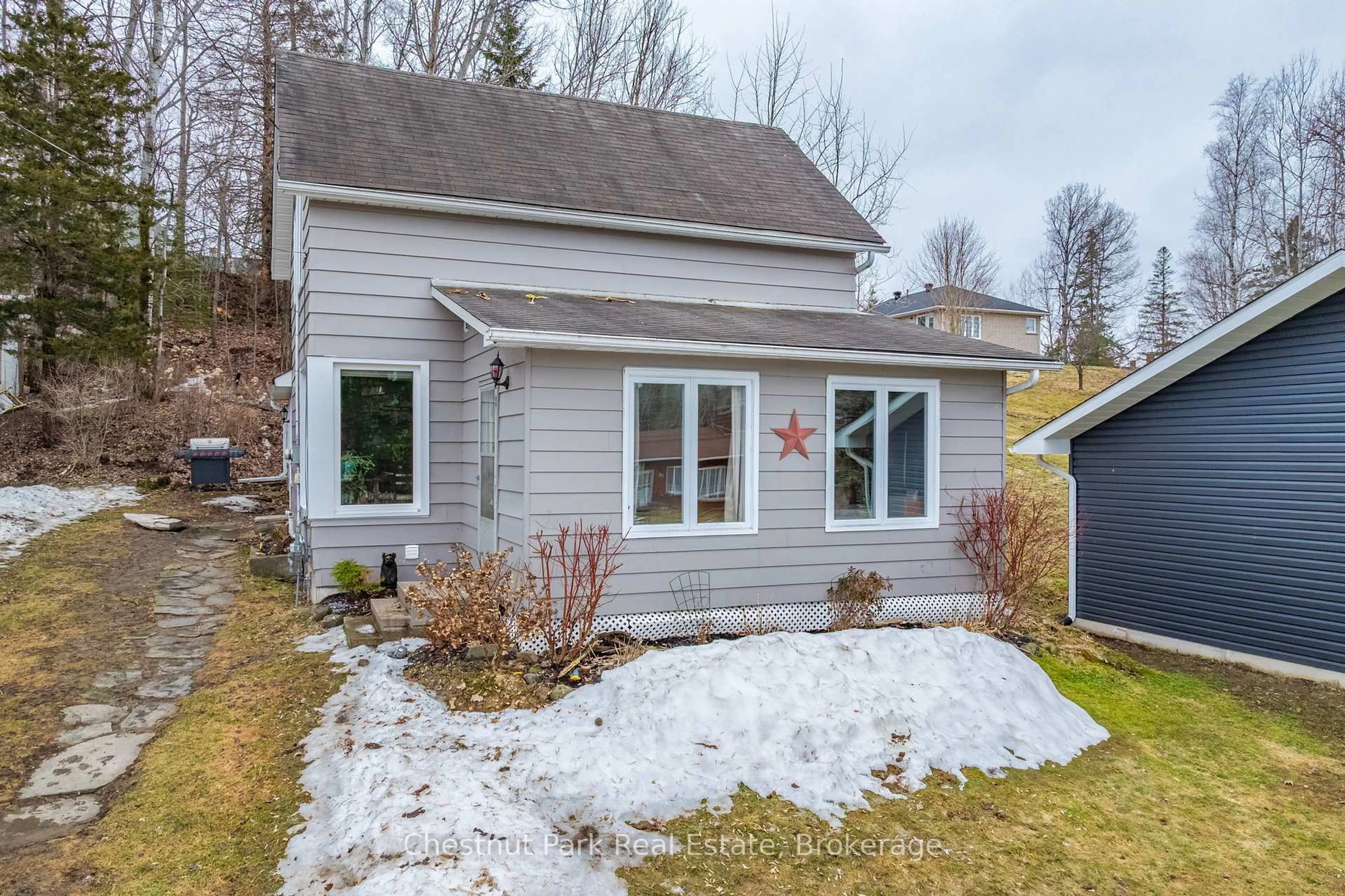 Shed for 96 James St, Burk's Falls Ontario P0A 1C0