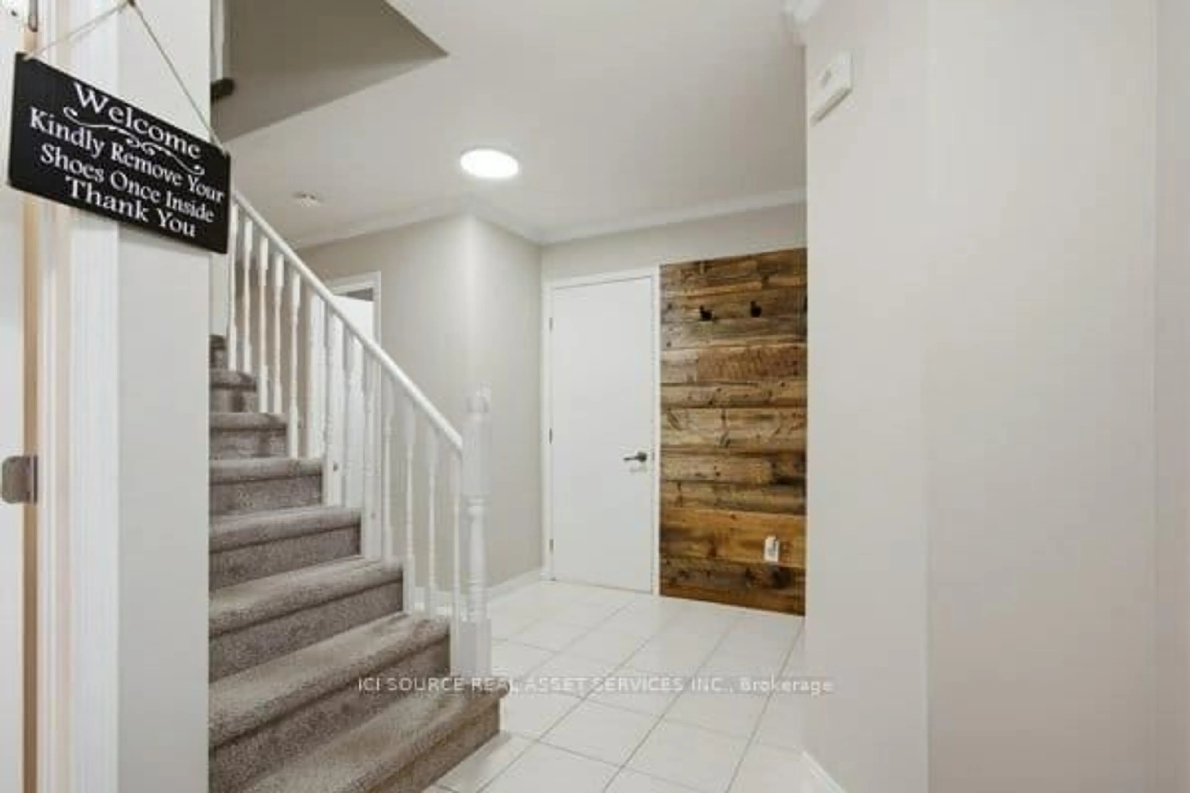 Indoor entryway for 35 Loraine Ave, Quinte West Ontario K8V 6R4