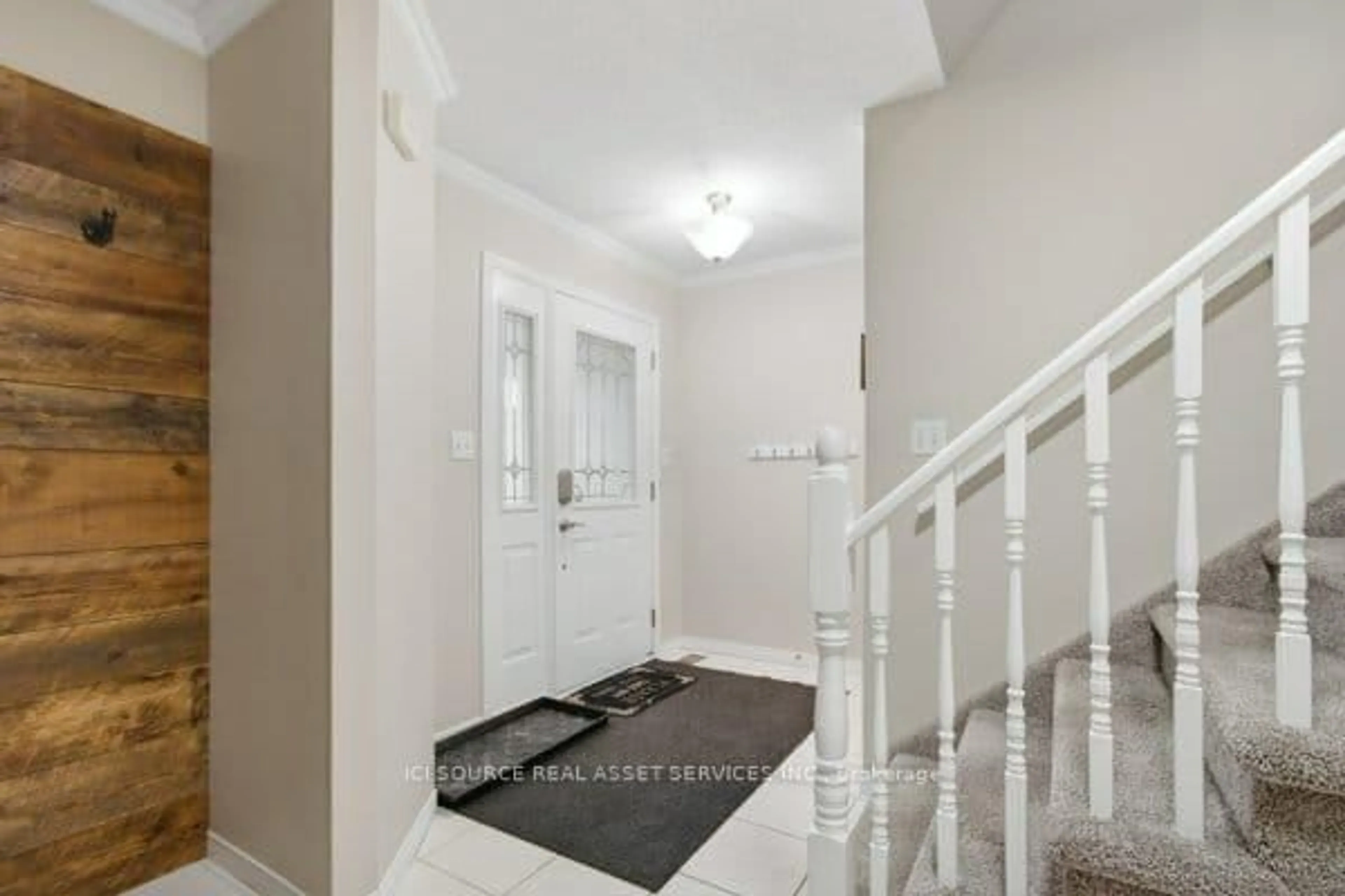 Indoor entryway for 35 Loraine Ave, Quinte West Ontario K8V 6R4