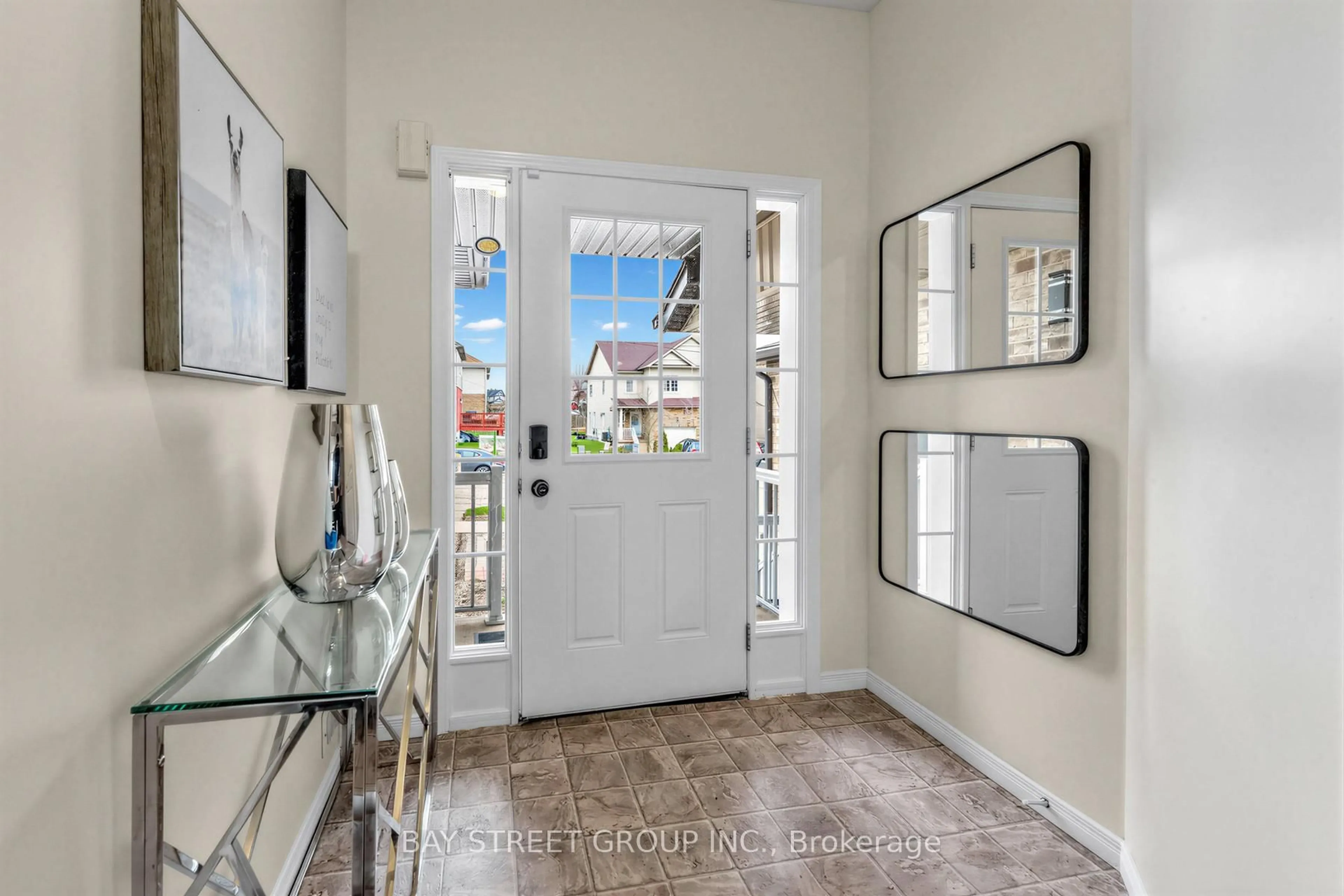 Indoor entryway for 1383 COUNTRYSTONE Dr, Kitchener Ontario N2T 2Z6