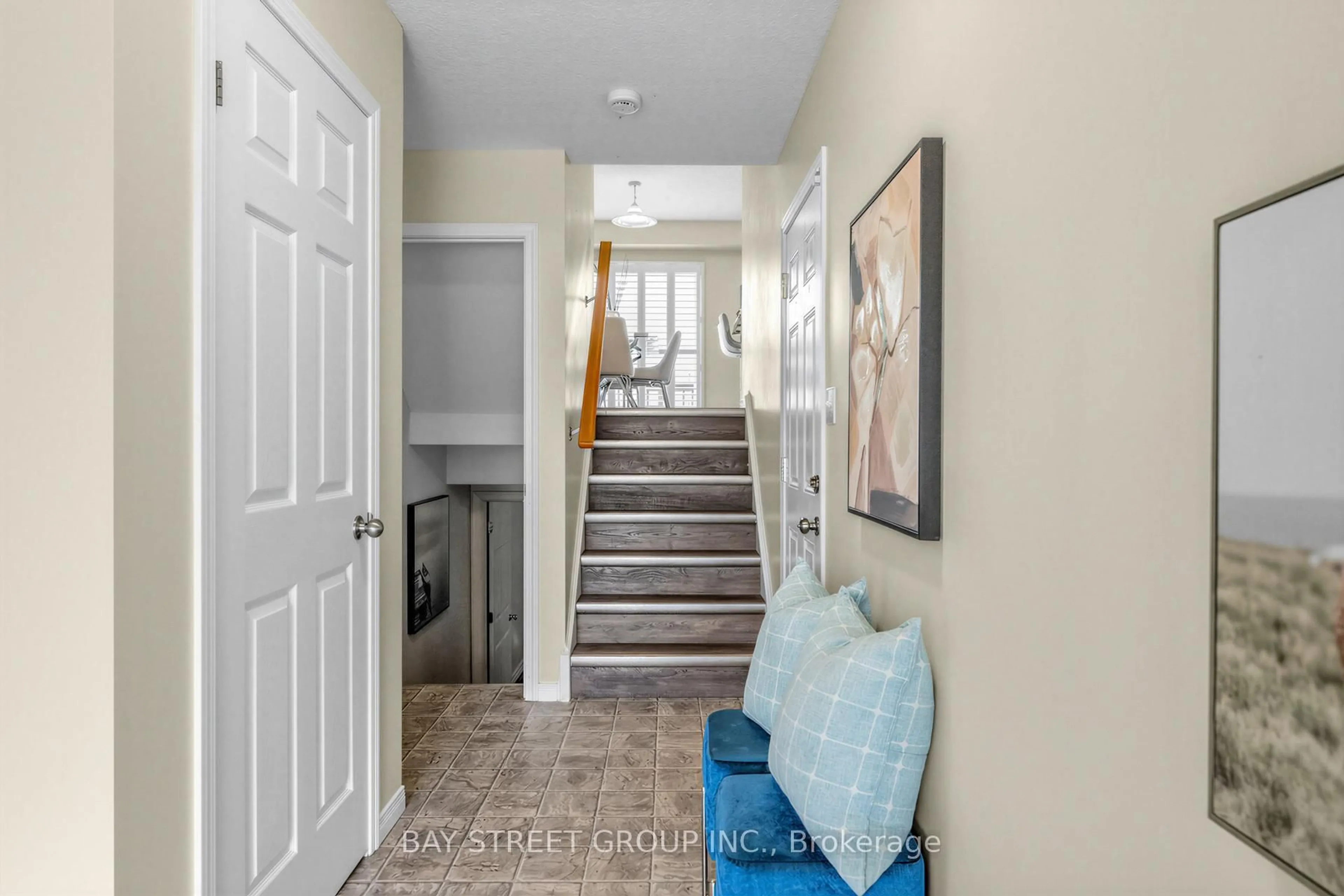 Indoor entryway for 1383 COUNTRYSTONE Dr, Kitchener Ontario N2T 2Z6