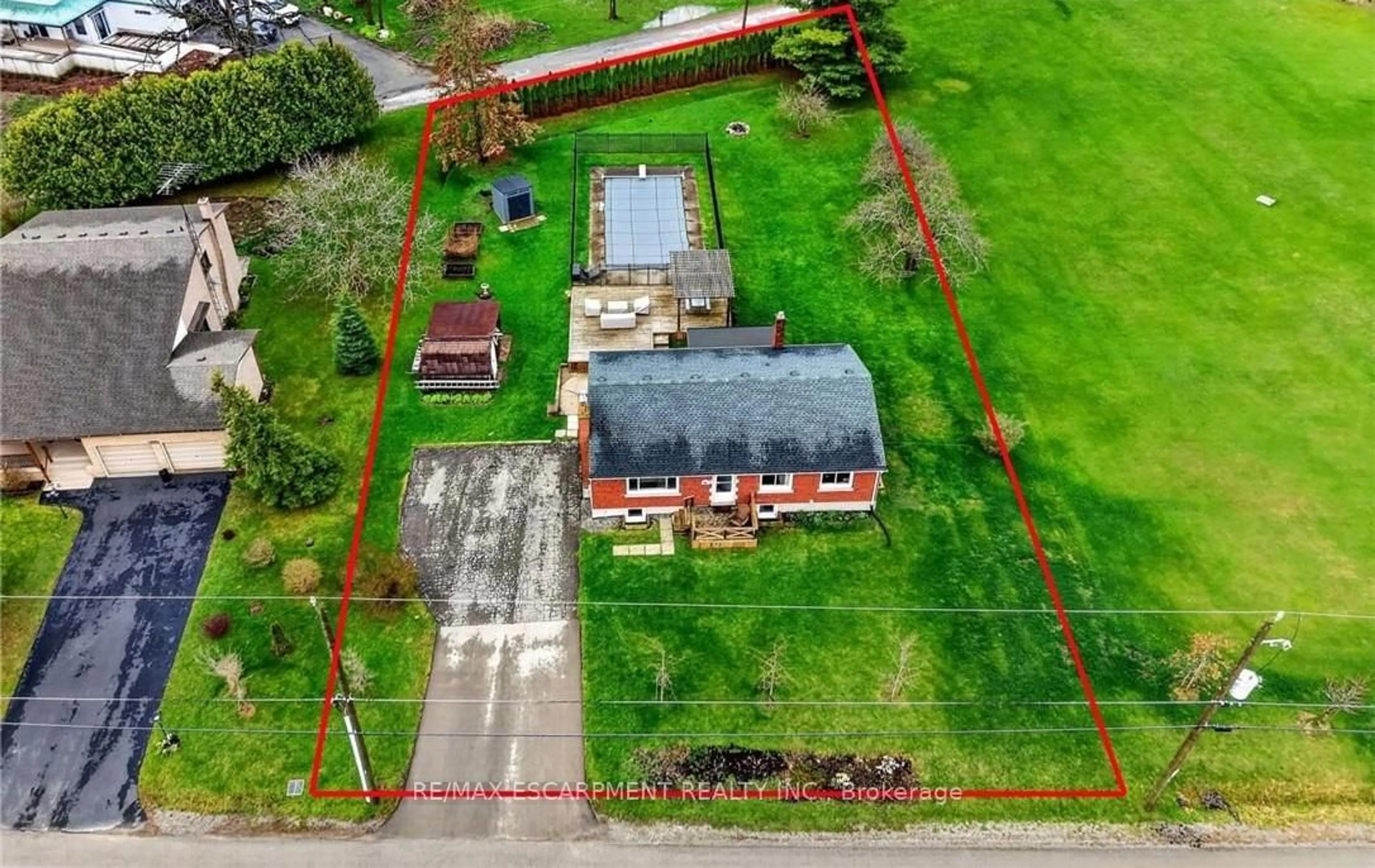 A pic from outside/outdoor area/front of a property/back of a property/a pic from drone, building for 1510 Pelham Rd, St. Catharines Ontario L2R 6P7