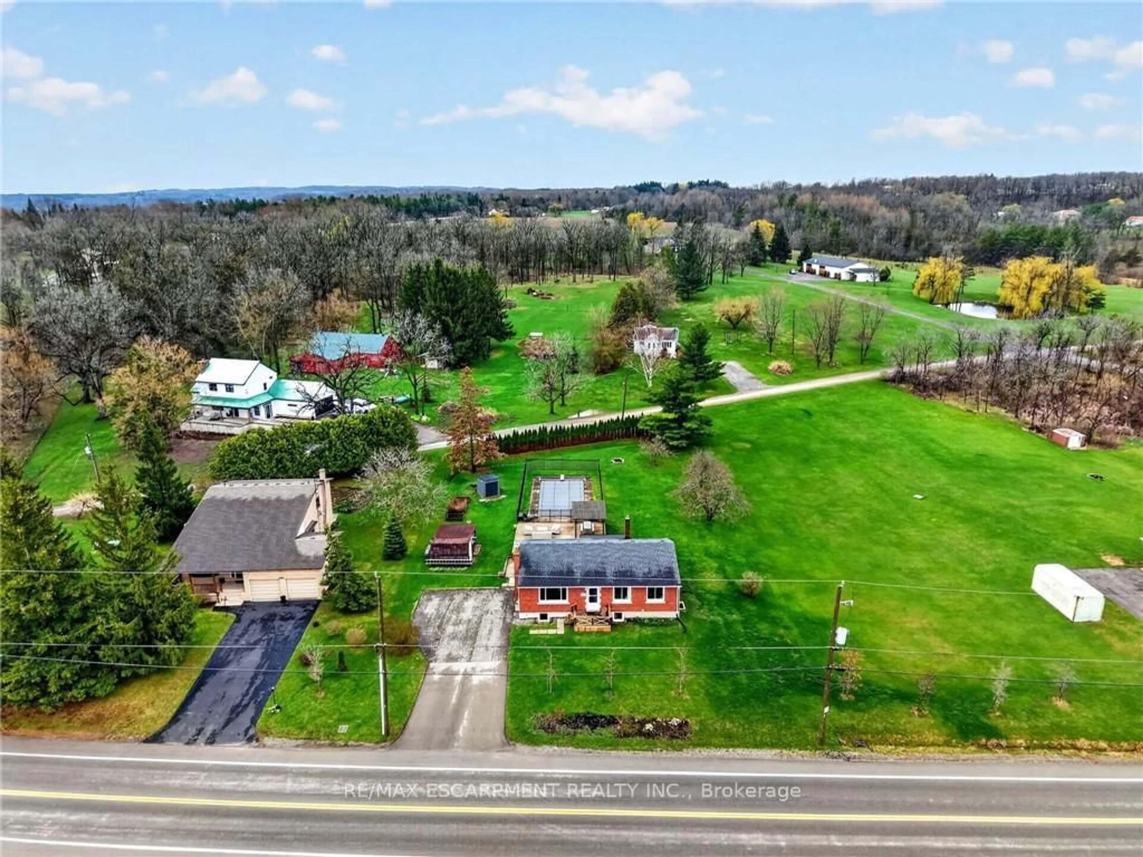 A pic from outside/outdoor area/front of a property/back of a property/a pic from drone, water/lake/river/ocean view for 1510 Pelham Rd, St. Catharines Ontario L2R 6P7