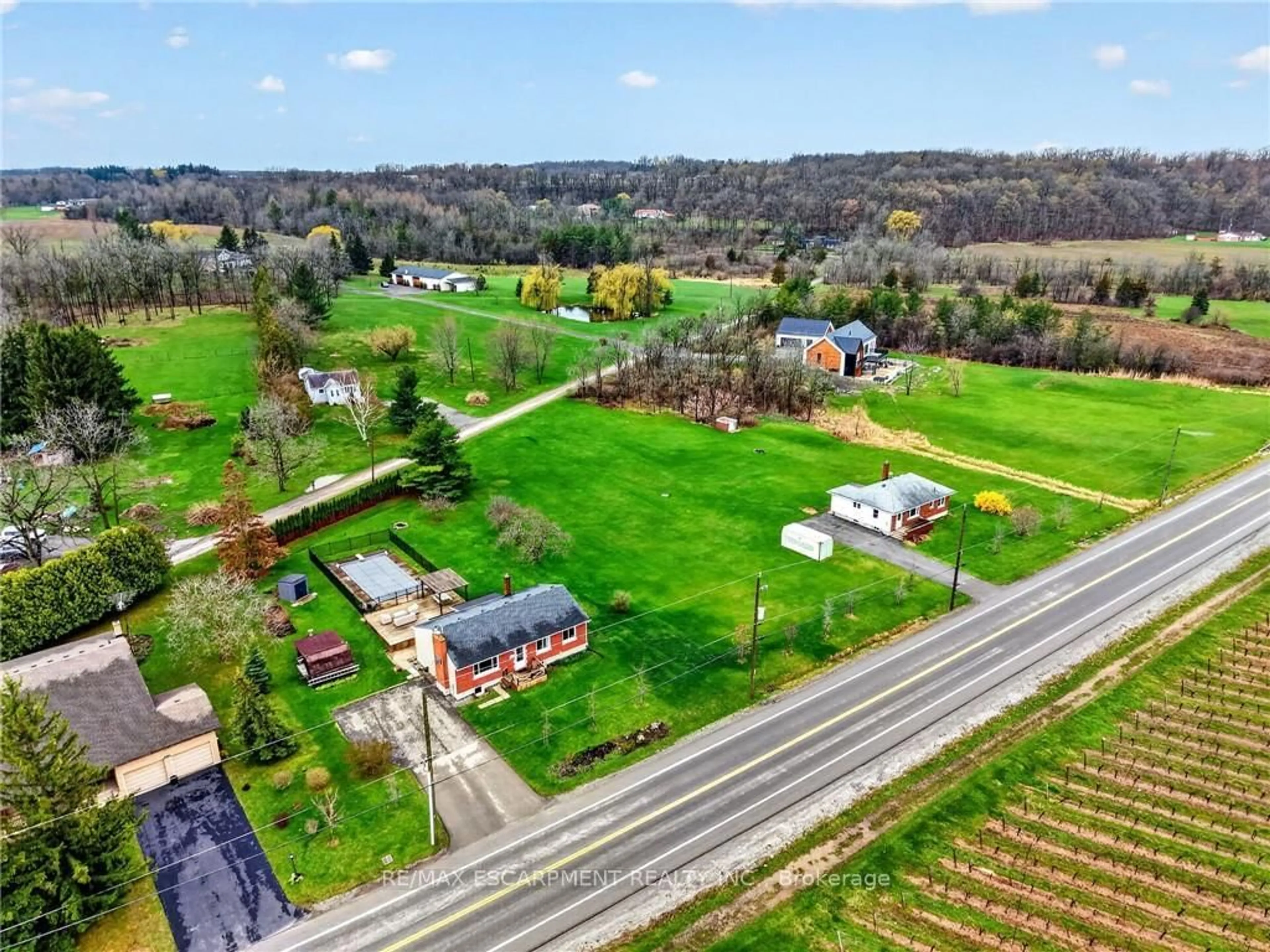 A pic from outside/outdoor area/front of a property/back of a property/a pic from drone, street for 1510 Pelham Rd, St. Catharines Ontario L2R 6P7
