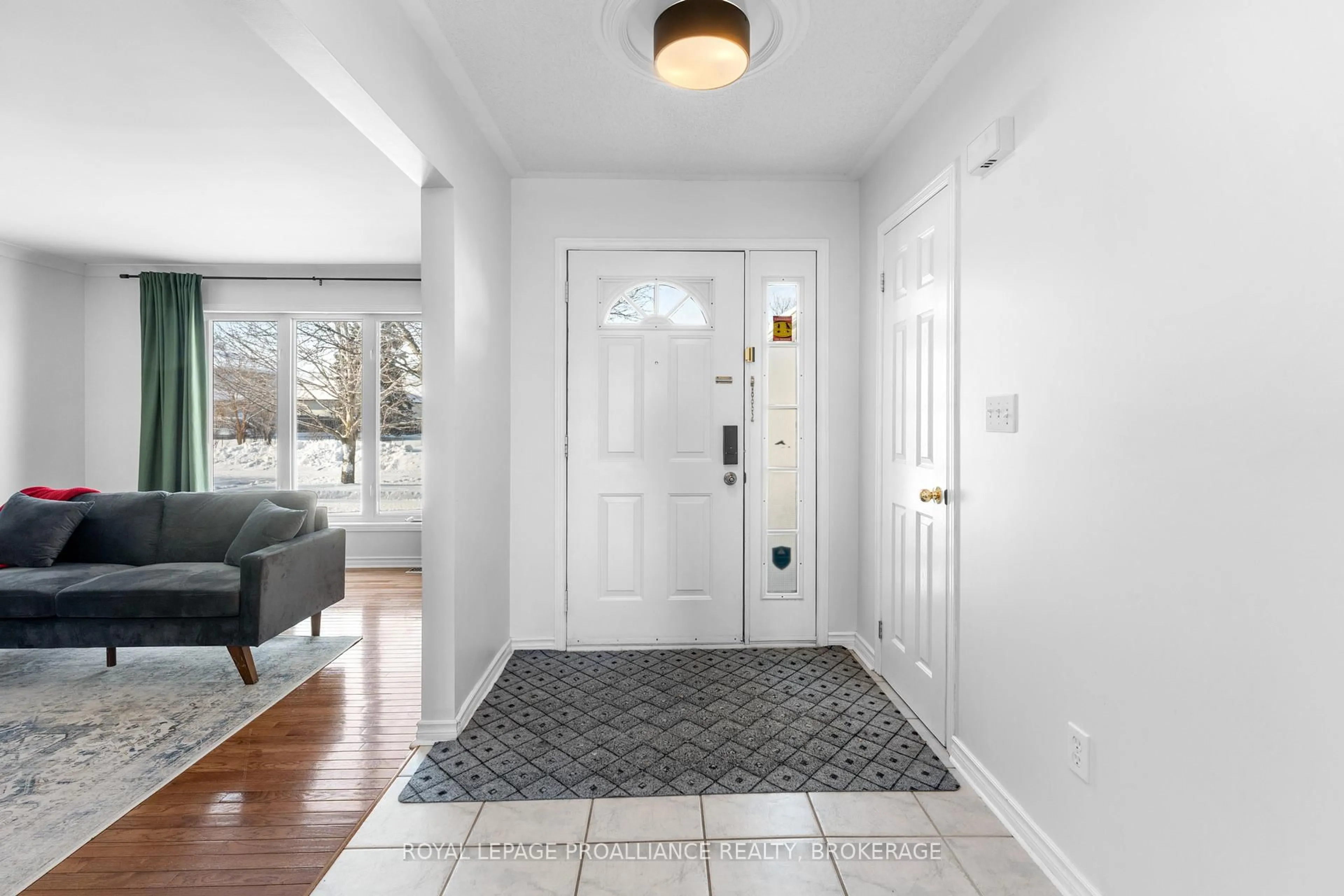 Indoor entryway for 343 Sunrise Cres, Kingston Ontario K7M 8A5