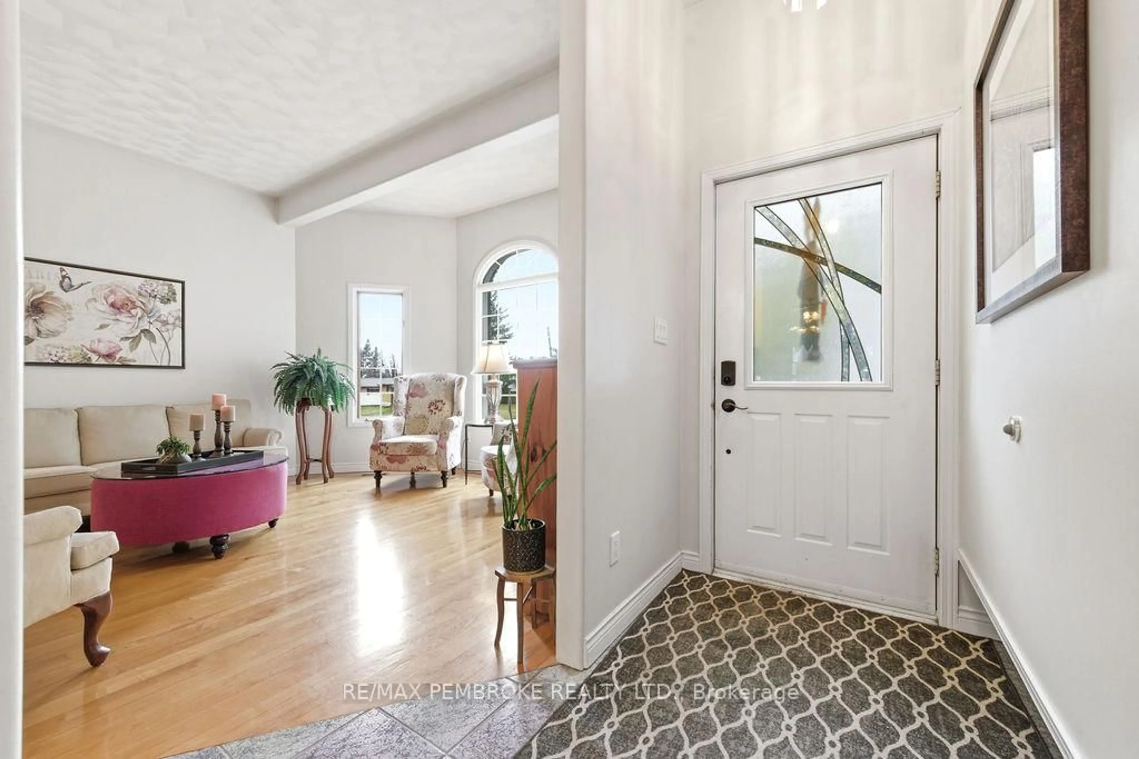 Indoor entryway for 152 Reta Cres, Pembroke Ontario K8A 1B3