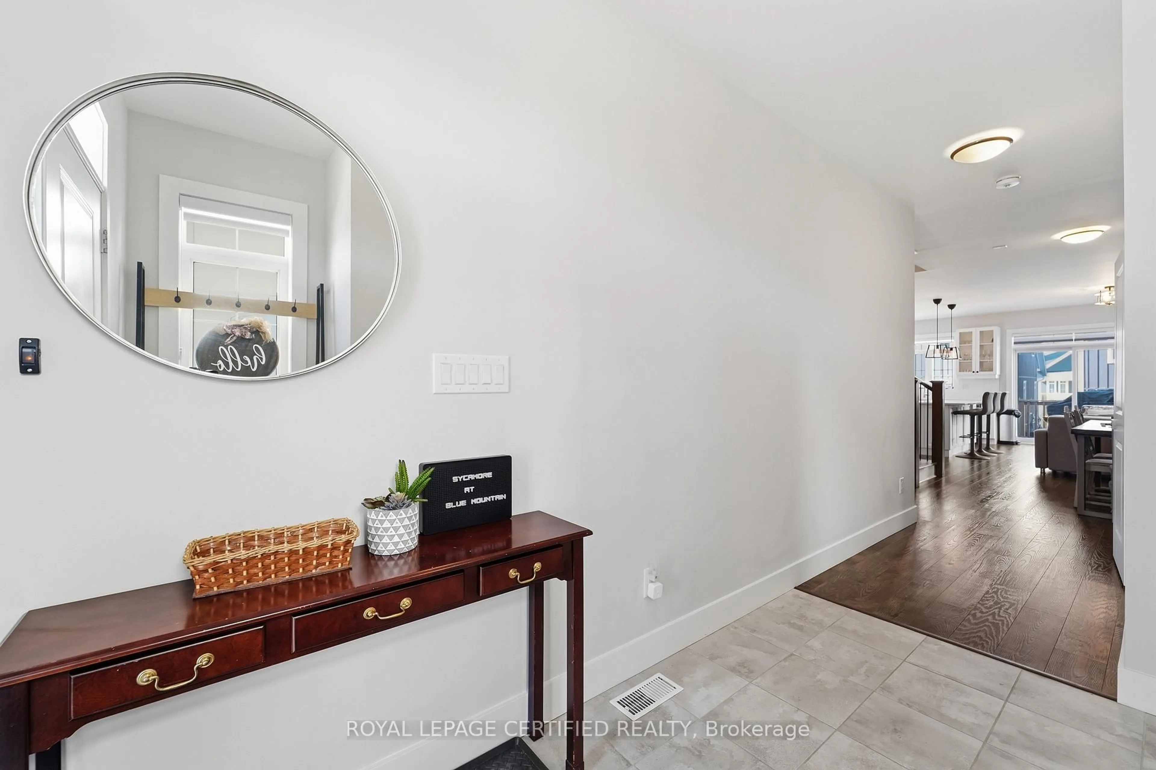 Indoor entryway for 146 Sycamore St, Blue Mountains Ontario L9Y 4E4